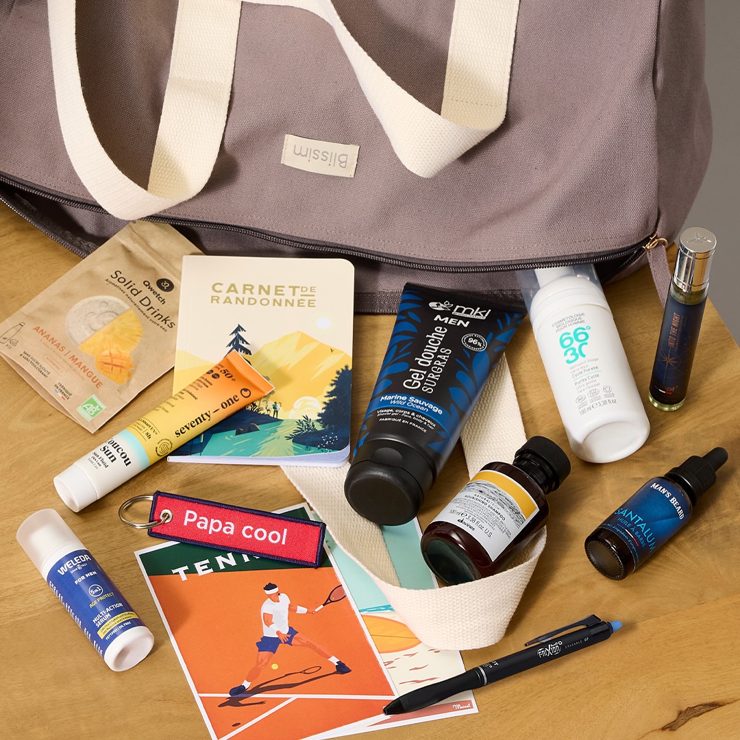 Pour la Fête des Pères, notre porte-clés personnalisé Papa Cool s’invite dans la box @blissim. Heureux de faire partie de cette sélection aux côtés de marques engagées et inspirantes.
Retrouvez dans cette box en édition limitée 8 essentiels du quotidien + 5 accessoires, dans un sac aussi pratique que stylé. Weleda, Davines, Adopt… et nous 🙌 Pour une routine simple, efficace et nomade.
🎯 À découvrir et commander directement sur blissim.fr !
📸 réalisées par @austudiolavilla
#blissim #fetedesperes #box #coffretcadeau #ideecadeau