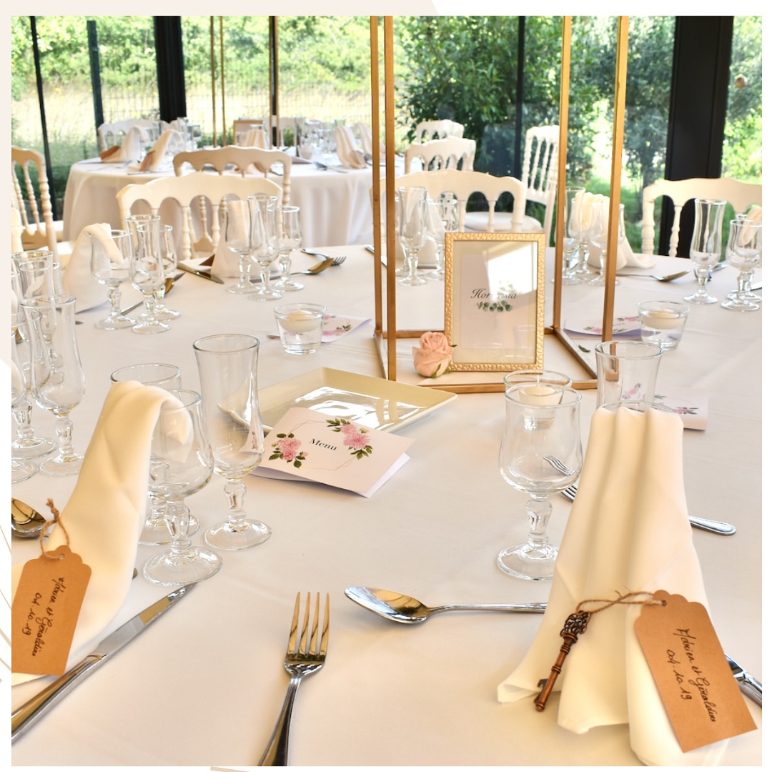 🍃 L’art de recevoir 🍃
Chaque détail de notre table a été pensé pour refléter l’authenticité et le charme naturel du lieu : matières nobles, tons doux et vue imprenable sur les jardins de l’Orangerie. Une atmosphère chaleureuse, tout en élégance. 🌾
📩 Réservez dès maintenant :
https://www.receptioncotejardin.fr/contact
📞 Par téléphone ou DM : 04.42.18.00.00
#ChateauDeNans #ReceptionCoteJardin #TableDeMariage #DecorationNaturelle #MariageProvence #ArtDeRecevoir #MariageÉlégant #TableChampetre #ReceptionMariage #OrangerieEnProvence #DécorDeMariage #InspirationMariage #DécorationFlorale #AmbianceRomantique #DomaineDeMariage