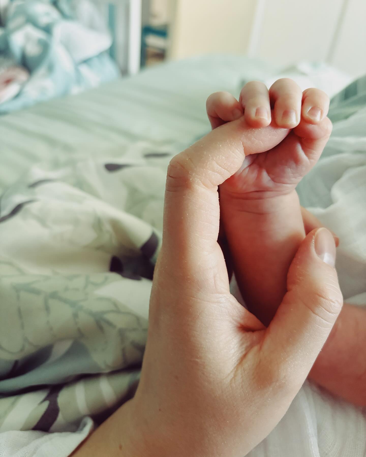 Tänään olen kiitollinen olen saanut juuri tämän pienen rakkaan lapsen elämääni. Että saan jakaa vanhemuuden hänen isänsä kanssa. Että ympärillämme on perhettä ja ystäviä rakastamassa ja tukemassa.
Tänä äitienpäivänä mikään ei tunnu itsestäänselvyydeltä. En voi olla ajattelematta äitejä Gazassa, Ukrainassa ja ympäri maailmaa. Äitejä, jotka yrittävät turvata pienokaisiaan sodan, nälän ja epävarmuuden keskellä. Äitejä, jotka odottavat lapsiaan rintamalta kotiin.
On valtavan etuoikeutettua, että saa olla turvassa ja on meidän velvollisuutemme ponnistella sen eteen, että turvallisuus voisi olla totta entistä useammalle äidille ja lapselle tässä maailmassa.
——
Halaus äitienpäivään kaikille äideille, äitiä juhlistaville, bonusäideille, lasta kaipaaville ja äitiä ikävöiville. 🩷💐🌻