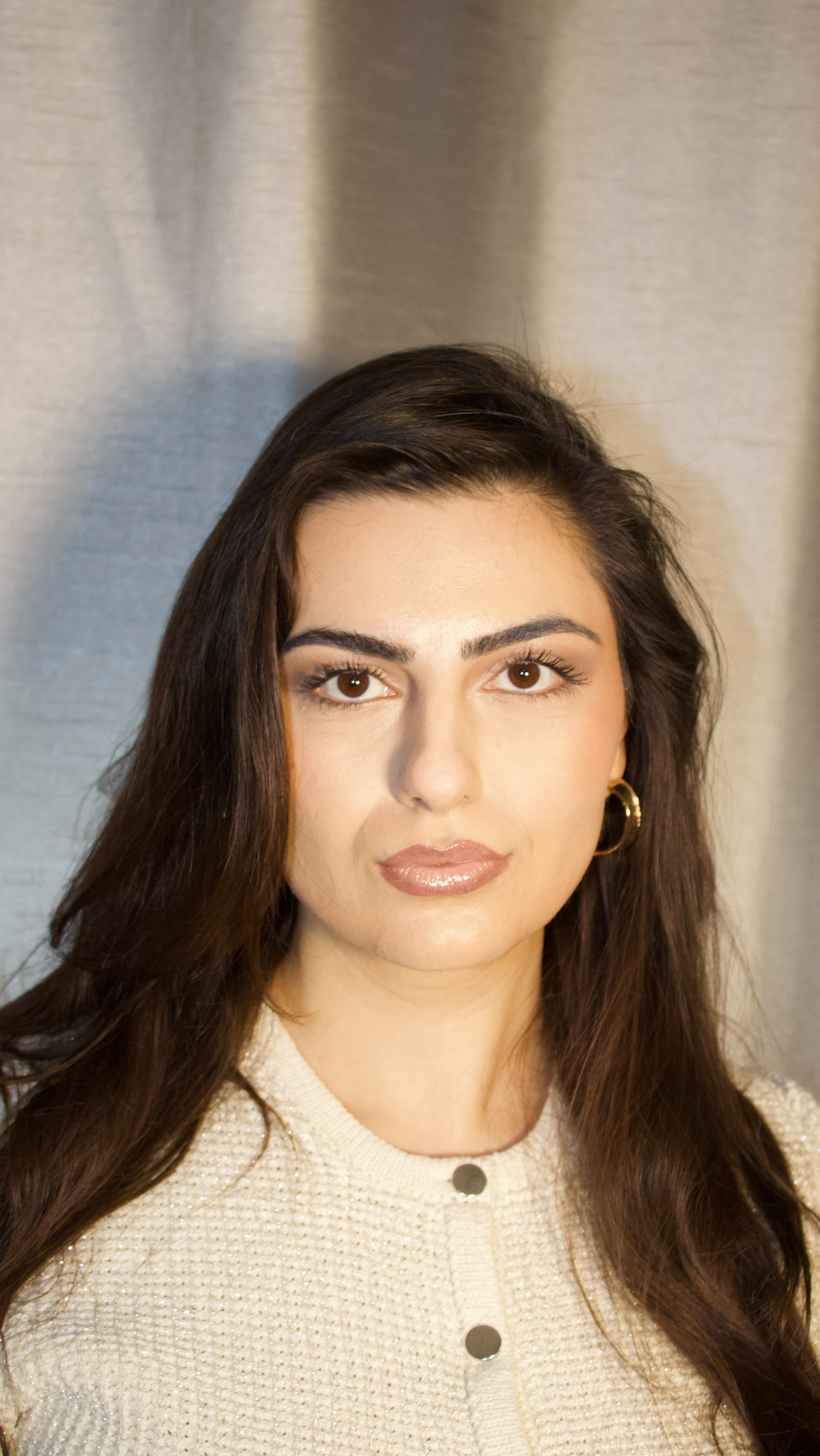 Mon combat 🥲
Les clients sont souvent très excitées du fait de pouvoir en fait se voir ou de suivre le processus du makeup, mais ce n'est pas conseillé !! Car au moment de se découvrir elles n'auront plus l'effet surprise
.
Tu en penses quoi ??