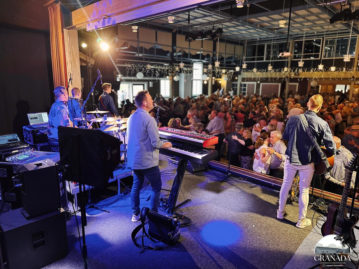 436 pers! - Den näst bästa publiksiffran vi haft genom tiderna en söndagsdans!✨
Vi kan inte tacka er dansare nog för denna avslutning & säsong 💙
Vi tackar också Donnez som bidrog till att vi avslutade med flaggan i topp!
Ta hand om er, vi ses i höst!
#granadalönsboda #folketspark #lönsboda #donnez #söndagsdans