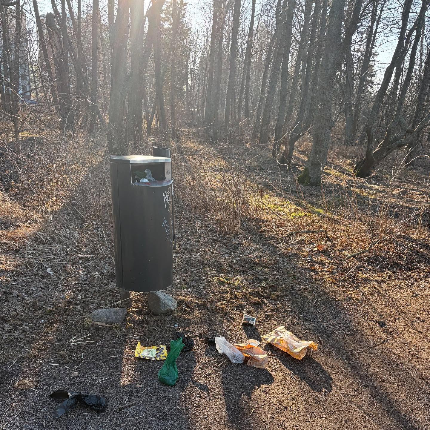 Oletko sinäkin kyllästynyt roskiksiin, jotka tursuavat roskia ja joista linnut levittelevät niitä ympäriinsä? Jätin tänään kaupunginvaltuustossa aloitteen ongelman ratkaisemiseksi.
🚮🌍 VALTUUSTOALOITE: Linnunkestävät ja riittävän suuret roska-astiat puistoihin ja rannoille
Helsingin viheralueet ovat kaupunkilaisille tärkeää ulkoilualuetta ja kesän tullen kävijämäärät rannoilla, rantareiteillä ja puistoissa lisääntyvät huomattavasti.
Etenkin kesäaikaan viheralueiden roska-astiat ovat kuitenkin usein täynnä lisäksi osa roska-astioista on sellaisia, että linnut saavat roska-astiat auki. Edellämainituista syistä roska-astioista leviää roskia ympäristöön, vaikka rannoilla käyvät ihmiset laittaisivat roskansa roskikseen. Tämä lisää rantojen ja itämeren roskiintumista ja vähentää viihtyisyyttä, kun rannat ja rantareitit ovat epäsiistejä etenkin aurinkoisten päivien jälkeen.
Me allekirjoittaneet valtuutetut esitämme, että:
✅ Kaupunki lisää pikaisena toimena roskisten tyhjentämistä Helsingissä tulevana kesänä
✅ Helsinki uudistaa pidemmällä aikavälillä rantojen ja rantareittien roskikset, jotta ongelma saadaan ratkaistua ja roskien päätyminen ympäristöön loppuu
Kiitos 16 kanssavaltuutetulle aloitteen allekirjoittamisesta! 🙏🏻🤩
Tänään oli valtuustokauden viimeinen kokous, mikä tarkoitti myös kiitoksia loistavalle @helsinginkeskusta valtuutetulle @laurakkolbe, joka päätti tältä erää 20 vuoden valtuustouransa. Laura on ollut maailman paras ja kannustavin valtuustokollega ja hänen näkemystään ja perspektiiviään tulee valtuustossa ikävä! 💚🙏🏻