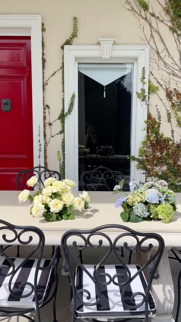 No one can relate more to this trend than a florist. Forever grateful that this is what a work day looks like for us 🌸🫶🏼 Sunny days spent in the countryside playing with beautiful flowers in front of a lake, mountains and Alpacas is the whole point and will always be a pinch-me-moment…
Florals made with love for Petal & Pup 🤍