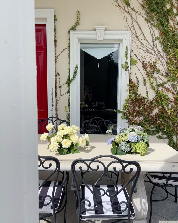 Lush en masse flower clouds with the most picture perfect backdrop @sarabahestate