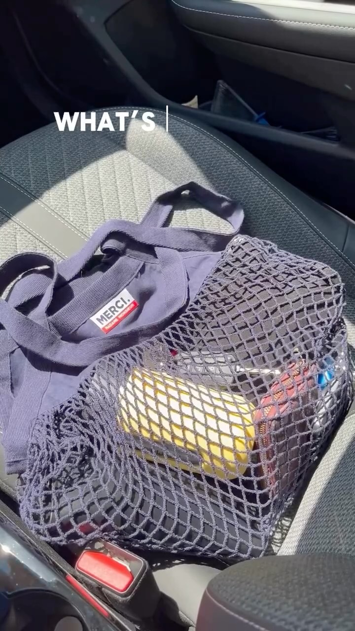 What’s in bag de notre sac filet en coton biologique. Retrouvez tous nos indispensables dont notre kit de survie qui contient plus de 20 accessoires qui vous faciliteront le quotidien. À retrouver directement sur notre site 🌞 👜🌴🗺️ #whatsinmybag