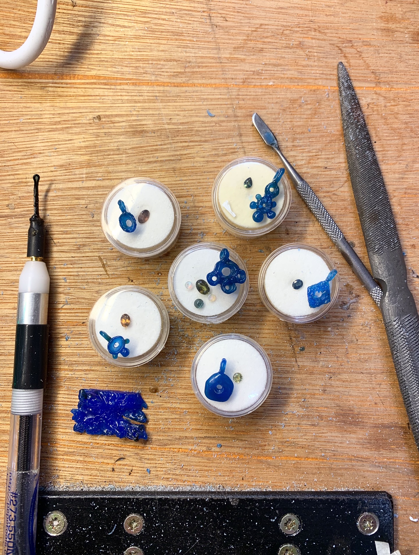Smashed out the rest of these little pendants after a lovely weekend away ✨
Swipe to see what makes me the happiest woman of all
#handmadejewellery #lostwax #lostwaxcasting #sapphire #opal #silverjewelry #necklace #cow