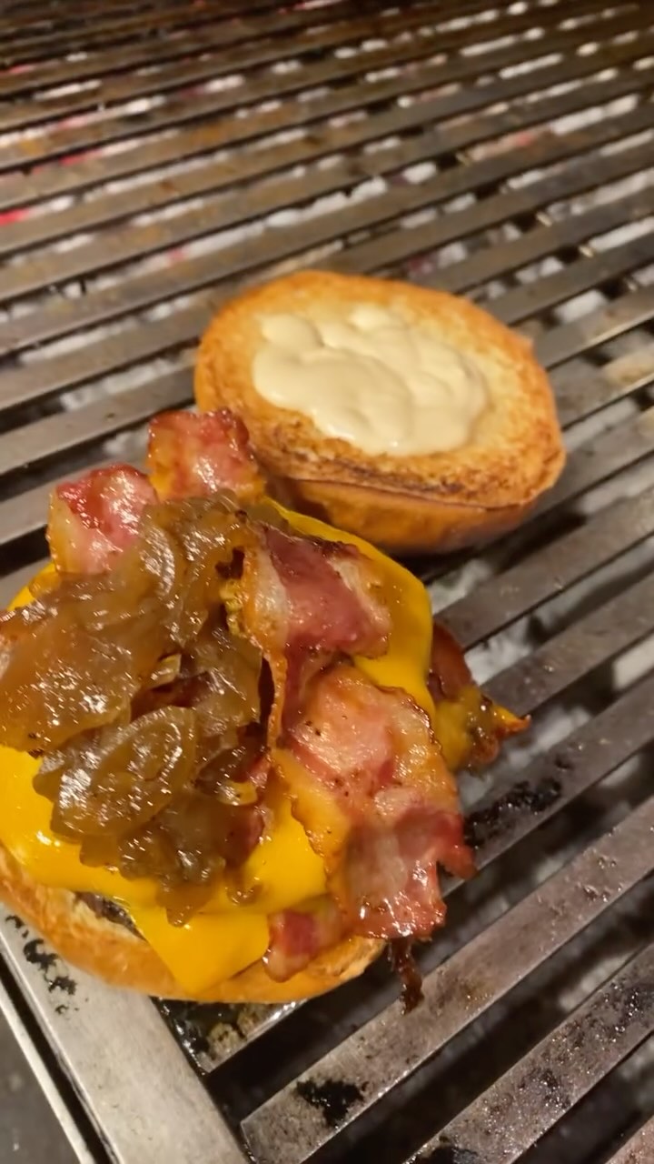 Pão ,carne , queijo , bacon , cebola caramelizada e maionese caseira !