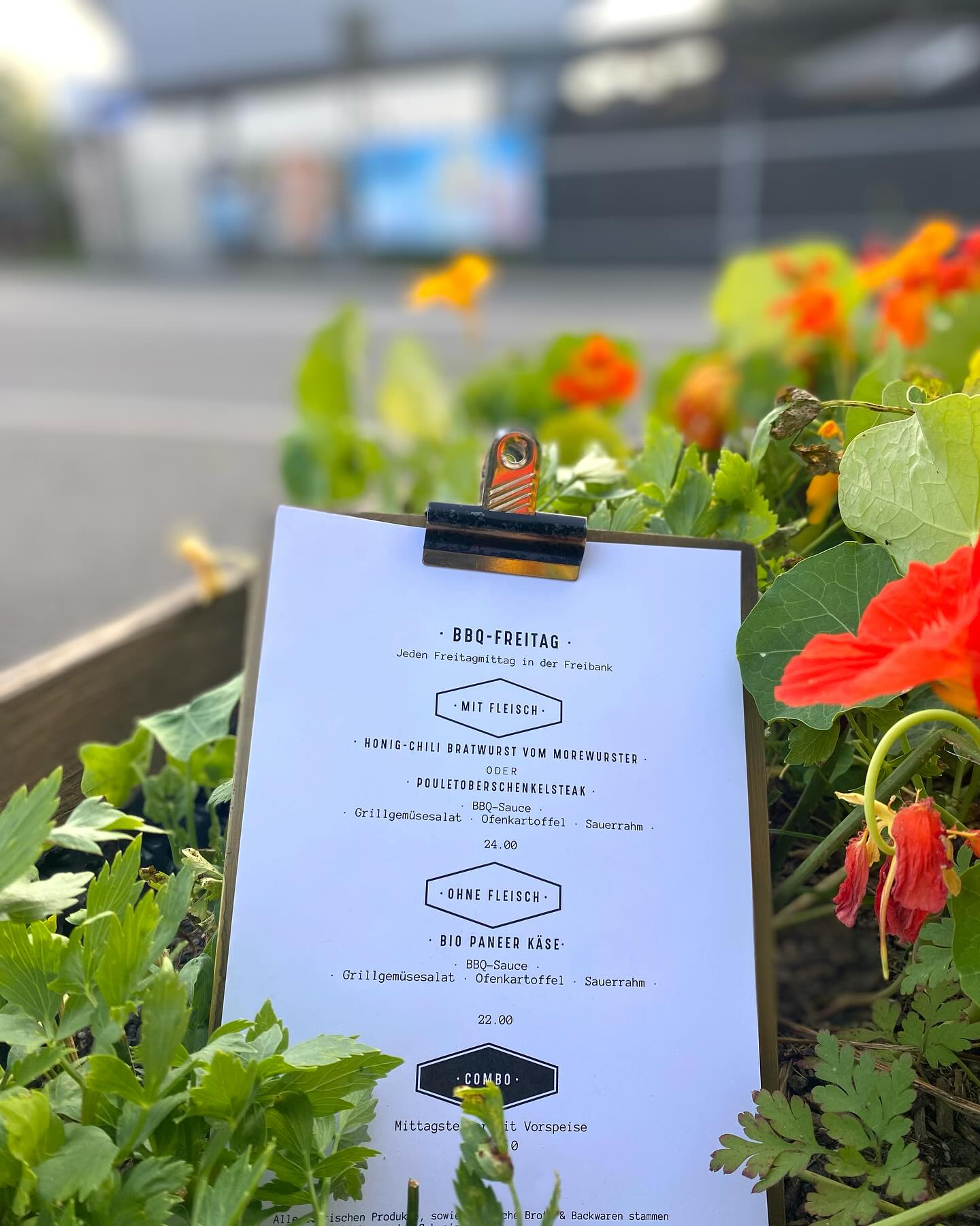 BBQ-Freitag🔥🥩
Ab morgen 13. Juni, feuern wir wieder jeden Freitagmittag den Grill ein🙌😋!
Freue dich auf Chili-Honig-Bratwurst, Pouletoberschenkelsteak, marinierten Paneer sowie gelegentlich Special Cut‘s vom „Eisser Rind“ aus dem Berner Seeland! 😋
Das perfekte Z‘Mittag vor dem Wochenende!💪
Immer Freitag -immer am Mittag! - Wir freuen uns auf deinen Besuch!👋
#freibankbern
#wankdorfcity
#freitagbbq
#bbq
#grill
#eatlocal
#drinklocal