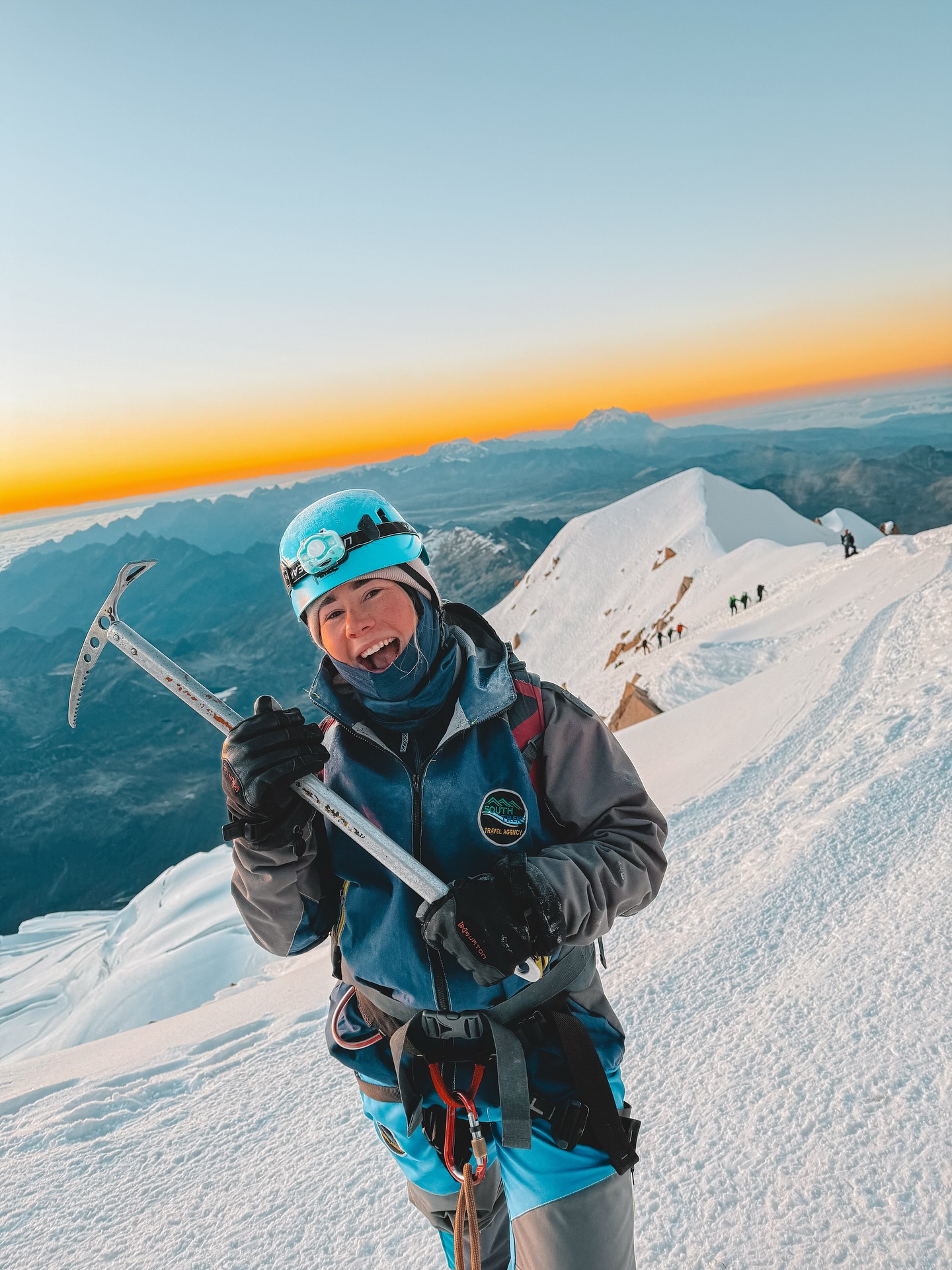 Huayna Potosí 6,088m ✅💪🏼 The past 3 days have been an absolute workout! Freezing cold (-20°C), dredging through snow for hours, midnight start and crazy beauty. Sunrise of a lifetime ☀️☀️!!!! #huaynapotosí #bolivia #mountaineering #mountaingirls #outdoors #hiking #montana #alpineclimbing #travel