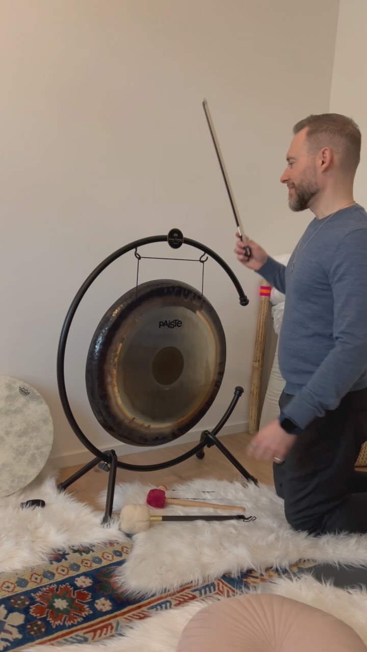 Het is bijzonder om nieuwe lagen te halen uit je instrumenten die je voorheen niet kon bereiken. Ik experimenteer hier graag mee. Soms zijn het mooie klanken en soms wat heftigere met diepe galmen. Wat vind jij hiervan?
#Gong #Experimenteren #SoundHealing