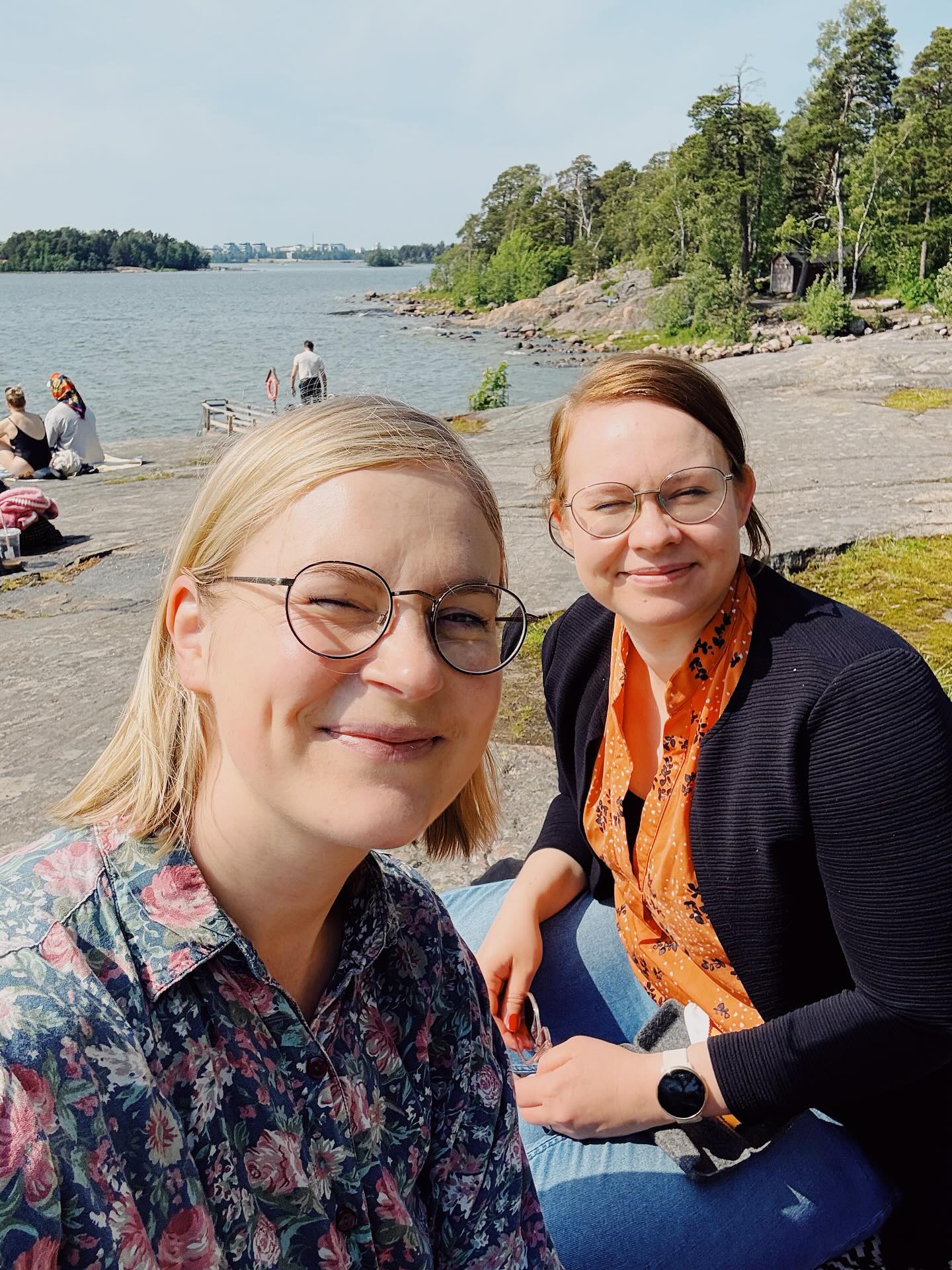 Ensi viikolla on alkaneen valtuustokauden esimmäinen kulttuuri- ja vapaa-aikalautakunnan kokous. Niinpä tänään palaveerattiin ihanassa auringonpaisteessa varajäseneni @riikkavaaja kanssa ja käytiin läpi kokouksen asialista. Lisäksi puhuttiin muutenkin teemoista, joita haluamme viedä eteenpäin lautakuntatyössä!
Kulttuuri- ja vapaa-ajan palvelut - siis esimerkiksi kirjastot, liikuntapaikat ja nuorisotalot - ovat todella tärkeitä kaupungin tuottamia palveluita. Niillä rakennetaan hauskempaa kaupunkia, lisätään helsinkiläisten hyvinvointia ja ennaltaehkäistään sairauksia ja sosiaalisia ongelmia. On mahtavaa päästä jatkamaan lautakuntatyötä näiden palveluiden parantamiseksi!
Ensi viikon kokouksessa asialistalla muun muassa kauan odotettu Hermanninrannan ja Kalasataman nuorisotalo sekä lasten uuden liikennekaupungin toteuttaminen Rastilaan. Linkki koko (pitkään!) asialistaan kohokohdissa.
Olkaahan yhteydessä minuun tai Riikaan, jos on mitään ajatuksia tai kysymyksiä tulevaan kokoukseen tai muihin Helsingin kulttuuri- ja vapaa-ajan palveluita koskeviin asioihin liittyen!
#helsinki #helvaltuusto #keskusta