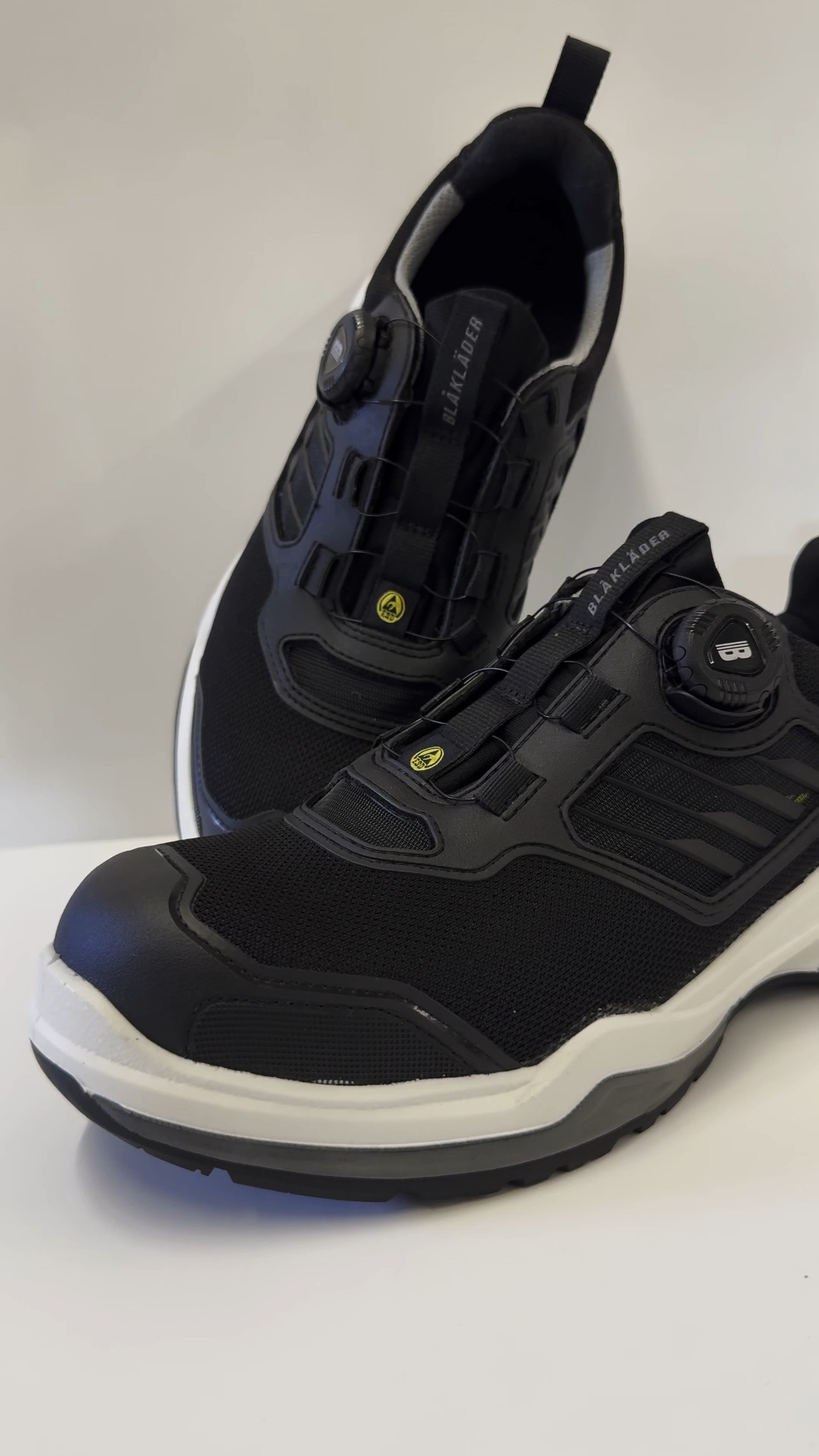 🦾 Striker S1P – Leicht. Stark. Bequem. Blåkläder.
Leicht, sportlich & mit starkem Grip – perfekt für alle, die im Job vollen Einsatz zeigen.
💥 S1P-Schutzklasse
💨 Atmungsaktives Mesh
⚡️ Metallfreier Durchtrittschutz
👟 Von Profis für Profis
👉 Jetzt testen und selbst überzeugen!
#Blåkläder #StrikerS1P #Sicherheitsschuhe #WorkStyle #InpartHandelGmbH