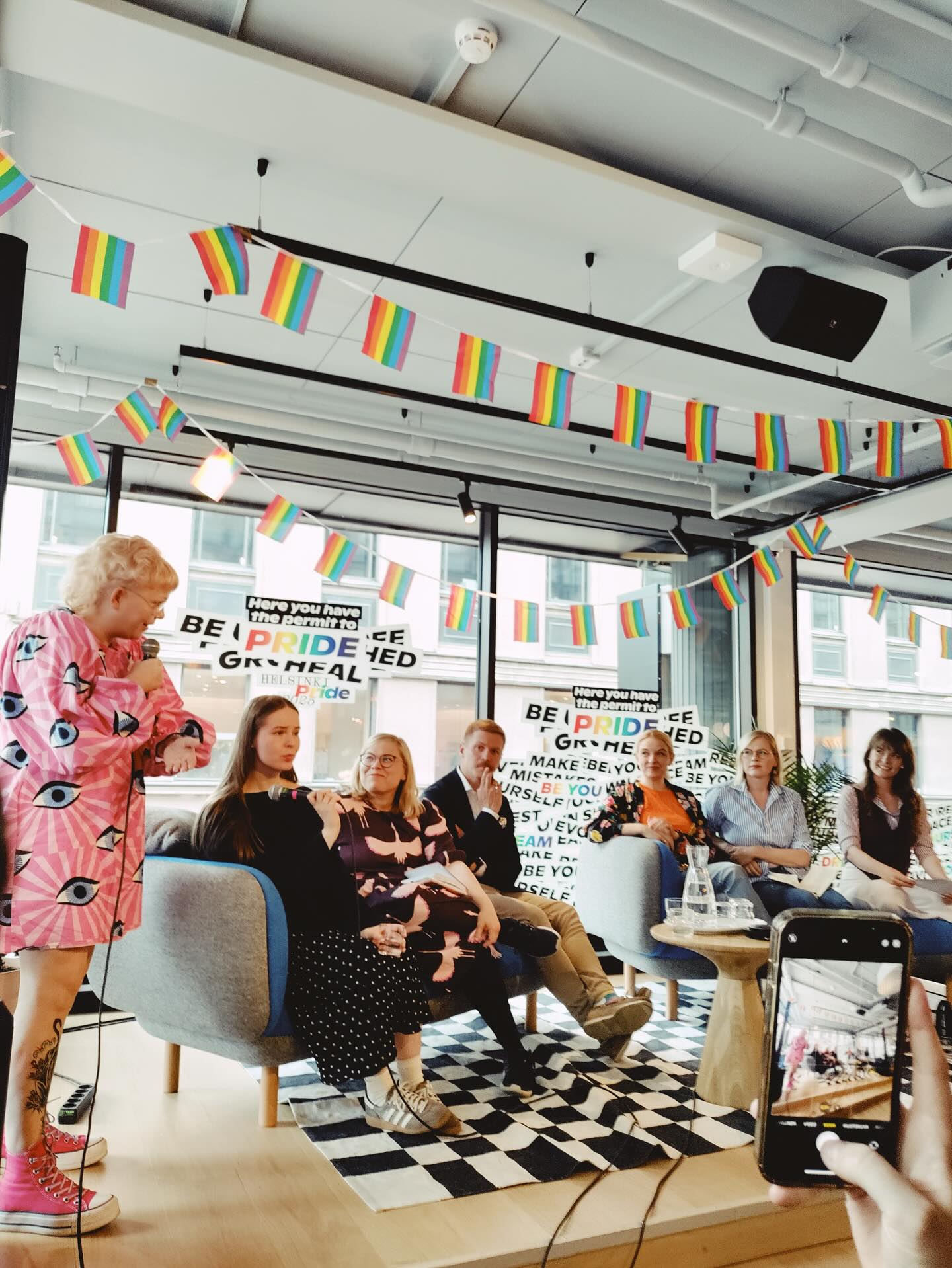 Kiitos mahdollisuudesta edustaa @suomenkeskusta Eduskunnan sateenkaariverkoston ja @seta_ry @helsinkipride-kyselytunnilla. 🌈
Tilaisuudessa kuullut tärkeät ja koskettavat sateenkaariaktivistien puheenvuorot alleviivasivat tarvetta puoluerajat ylittävälle yhteistyölle sateenkaarioikeuksien puolustamisessa Suomessa ja maailmalla.
Sateenkaarioikeuksien edistäminen on Suomessa tällä hetkellä jumissa hallituksessa erityisesti kristillisten mutta myös perussuomalaisten vastustuksen takia, keskeisenä lainsäädäntöhankkeena mm. eduskunnan enemmistön tuen saanut kansalaisaloite eheytyshoitojen kieltä kieltämisestä. Samaan aikaan maailmalla moni maa on entistä turvattomampi seksuaali- ja sukupuolivähemmistöille.
Meidän keskustalaisten on tärkeää tehdä töitä sen eteen, että Keskusta:
💚 sitoutuu tulevalla eduskuntakaudella viemään läpi eheytyshoidot kieltävän lain, jos sitä ei tällä kaudella saada eduskunnassa tehtyä
💚 ei asetu hallituksessa ollessaan esteeksi alaikäisten juridisen sukupuolen korjaamisen mahdollistamiselle
💚 ottaa myönteisen kannan siihen, että
Suomessa mahdollistettaisiin kolmas juridinen sukupuolimerkintä naisen & miehen rinnalle - tämä on jo kansainvälisesti mahdollista muun muassa Intiassa ja Australiassa
💚 sitoutuu nostamaan kehitysyhteistyön määrärahoja, jotta Suomi voi entistä aktiivisemmin edistää yhdenvertaisuutta kansainvälisesti mm. USA:n vetäessään tukensa sateenkaarioikeuksien puolustamiselta
#keskusta #helsinkipride #pride