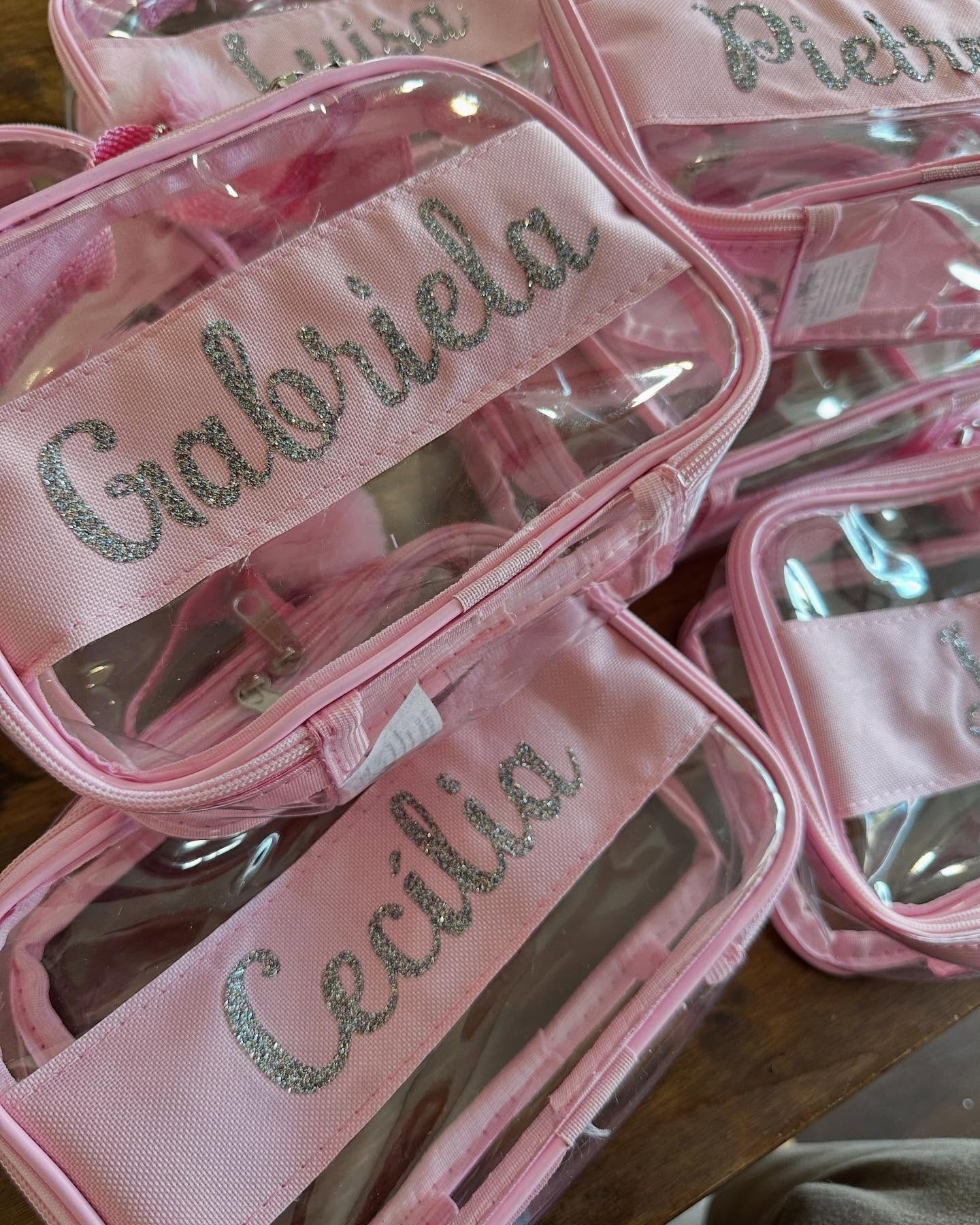 Necessaries personalizadas!
Uma ótima dica opção de lembranças para sua festa!
Temos pronta entrega de rosa, preta, marinho, lilás e offwhite.
Peça a sua pelo link da Bio.
#lembrancaspersonalizadas #necessairepersonalizada #personalizados #festa