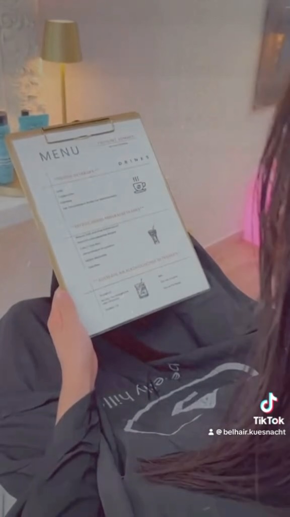 Ein Drink, ein neuer Look, und jede Menge gute Vibes 💇♀️✨
Bei uns bekommst du nicht nur Haare gemacht, sondern ein ganzes Erlebnis! 🔥
Beratung, Waschen, Schneiden, Föhnen – und am Ende ein Look, der rockt! 🎶
📍Bel Hair
Rosenstrasse 6 / 8700 Küsnacht
💻24/7 Online Buchen
Ich freue mich auf dich ☀️
#belhairküsnacht #glowupjourney #hairtransformation #newhairwhodis #küsnacht #zurich#haircut #hairtransformation #hairgoals #haarbotox #haarpflege #