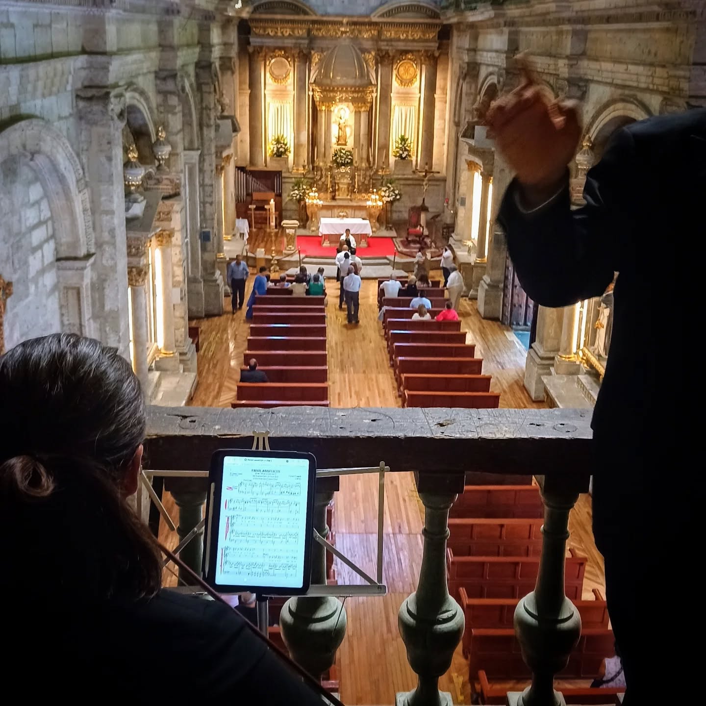 Tuvimos el privilegio de cantar en el majestuoso Templo de Santa María de Gracia 🎶✨
Un ensamble de 16 músicos que, con el corazón en cada nota, acompañamos un cumpleaños muy especial con música sagrada.
Gracias por permitirnos ser parte de momentos tan significativos.
Seguimos compartiendo belleza, fe y armonía a través de nuestra vocación 🙌🏼💫
#EzequielMúsicaSagrada #MúsicaParaElAlma #CoroYOrquesta #SantaMaríaDeGracia #MúsicaLitúrgica #CumpleañosConAlma