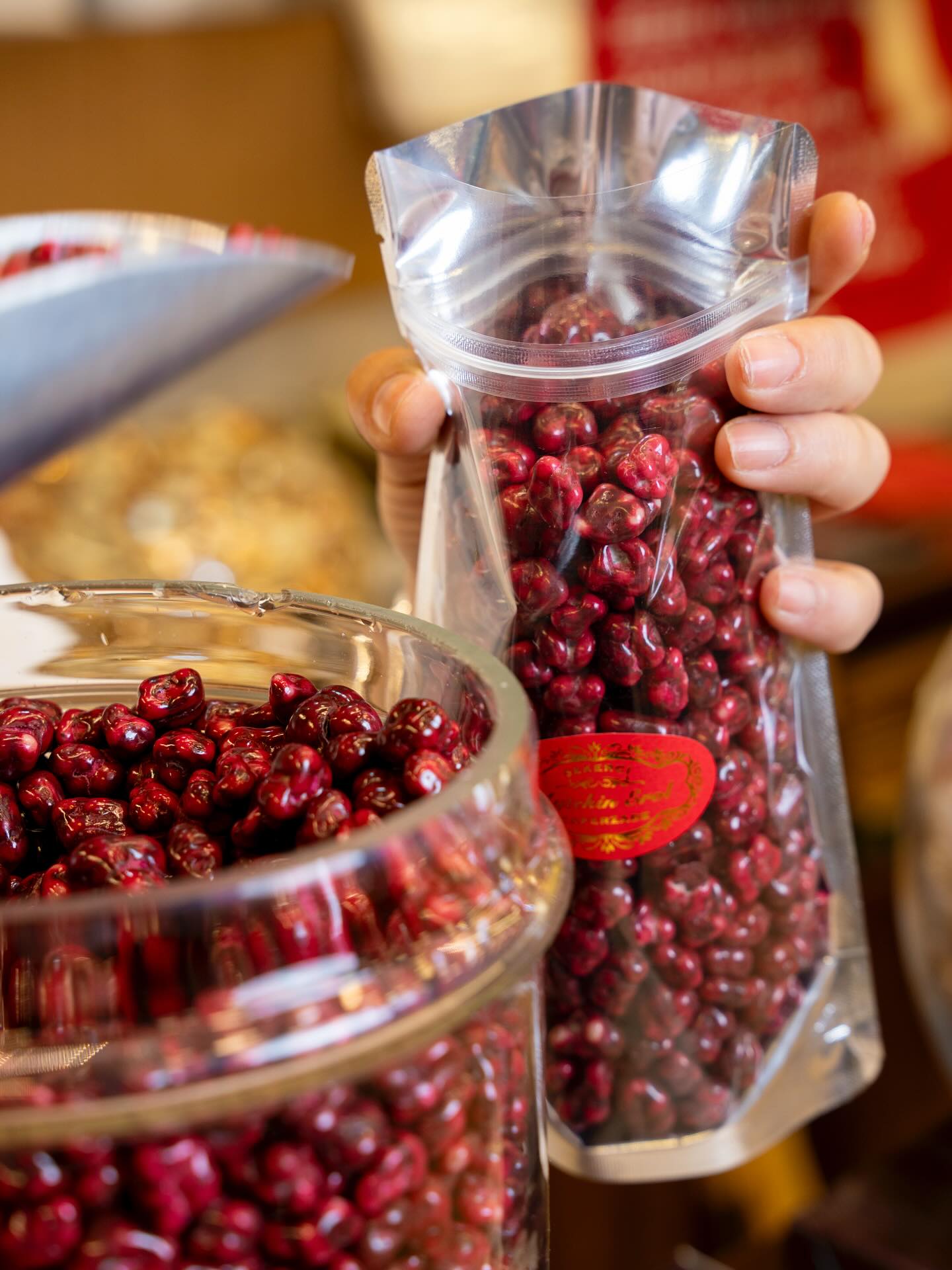 Bir avuç Böğürtlen Draje keyfinizi yerine getirmeye yeter! 🤍
📍Üsküdar Merkez İmalat
📍Üsküdar Balıkçılar Çarşısı
📍Kadıköy Balıkçılar Çarşısı
#ŞekerciCaferzade #Üsküdar #Kadıköy #Draje