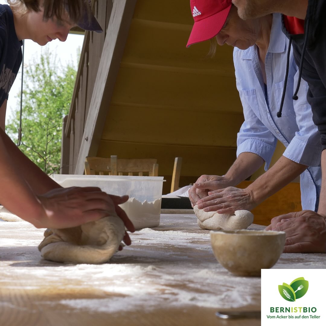 Teamevents von „Bern ist Bio“! 🌿
Planst du einen Teamevent und willst wissen, woher dein Essen kommt? Sei dies der Käse, das Brot, das Gemüse oder das Fleisch? 🥕🥦🧀
Hast du Lust mit deinem Team selber Butter herzustellen, Brot zu backen, Gemüse zu ernten oder mehr zum Thema Fleisch und Wildkräuter zu erfahren?
Dann schau unbedingt bei @bern_ist_bio vorbei und buche einen der vielfältigen Teamevents, die direkt auf einem Biohof in der Region Bern stattfinden👩🌾!
www.bernistbio.ch/teamevents
📸:
• Bern ist Bio @bern_ist_bio
• Bio Held, Heimiswil @bio_held
• Biohof Sinnpathie, Goldiwil @_sinnpathie_
• Biohof Erlebniszauber, Eriz
• Biohof König, Oberbottigen @koenigs_biohof
• Biohof Hübeli, Kallnach @biohof.huebeli_tierarche
#freibankbern
#wankdorfcity
#team
#teamevents
#bernistbio
#erlebnis
#eatlocal
#drinklocal