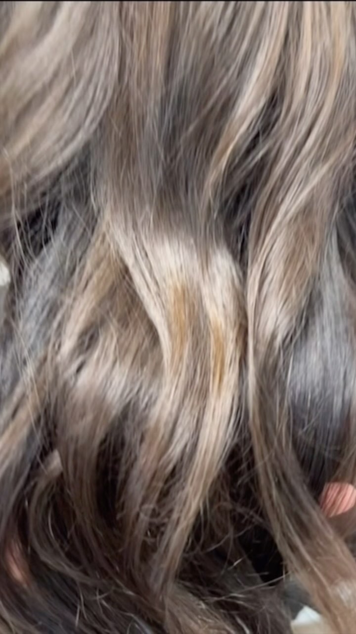 Ein Glanz, der bleibt – bis zu 6 Monate! 😍
Unsere Kundin hat sich für das komplette Verwöhnpaket entschieden:
🎨 Haarfarbe + 💧 Haarbotox = gepflegtes, lebendiges Haar mit Tiefenwirkung ✨
👉 Wichtig zu wissen: Haarbotox glättet NICHT – es repariert, stärkt und pflegt die Haarstruktur von innen.
Das Ergebnis:
✅ weniger Frizz
✅ sichtbar mehr Glanz
✅ gesundes, kräftiger wirkendes Haar – wochenlang!
⸻
📲 So buchst du richtig:
1️⃣ Unter Colorationspakete:
➡️ „Haarfarbe/Tönung gesamter Kopf + Styling“
2️⃣ Unter Hairbotox & Keratin Glättung:
➡️ „Hairbotox (hält bis zu 4 bis 6 Monate)“
💛 Hairbotox ist ein Zusatzschritt – bitte extra anklicken bei der Buchung!
⸻
Gönn deinem Haar eine Extraportion Pflege und Farbglanz – du wirst es lieben!
📍 Bel Hair, Rosenstrasse 6, Küsnacht
📲 Jetzt Termin online sichern (Link in Bio)
⸻
#Hairbotox #PflegePower #Haarreparatur #KeinFrizz #FeinesHaar #BelHair #Wunschkunden #GlanzEffekt #Verwöhnerlebnis #onlinebuchung #belhairküsnacht #küsnacht #zürich #hairgoals #haarbotox #hairbotox