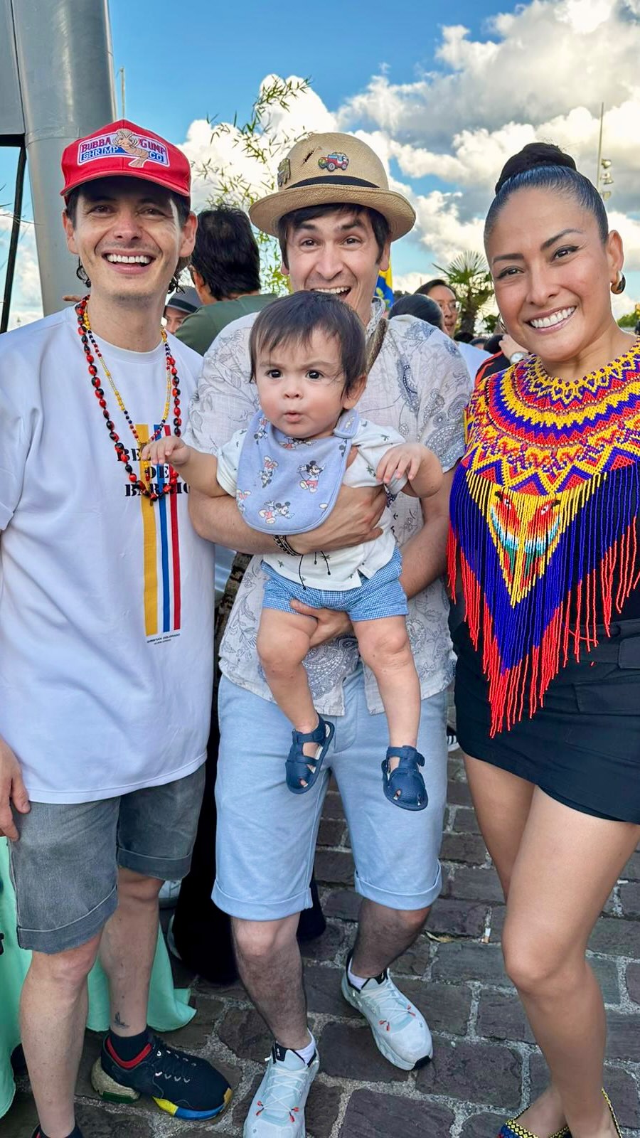 🇨🇴 Ce 20 juillet, un petit bout de Colombie a illuminé Paris.
Merci à toutes et à tous d’être passés nous voir sur le Bateau Phare !
Votre énergie, vos sourires, vos mots doux… tout cela a rendu cette fête encore plus belle.
Chez Tika Bijoux, on était fiers de faire briller notre artisanat et de partager un peu de nos racines avec vous.
💛 Merci à @el_man_de_los_chorizos pour l’invitation et pour avoir rassemblé autant de belles âmes autour de la culture colombienne.
💙 Merci à nos voisins de stand, aux artistes, bénévoles et DJ qui ont fait vibrer la scène merci à @francy_barahona_calisabor @sergioalejandro_hr @samprods_hr @tika_creation_paris @negroskycantante @diego_dixa @el_sofrito_del_viernes @loreley_ramirez23, @tito8diez @dicha @miguezeta.co @mois_up @elmastodontepico @le_bateau_phare
❤️ Et surtout, merci à vous, qui êtes repartis avec un bijou chargé d’histoire et d’émotion.
🌿 Chaque pièce Tika est inspirée par la nature – fleurs séchées, graines, feuillages – et fabriquée avec amour entre la Colombie et la France.
En porter un, c’est garder un peu de cette journée magique près de vous.
📍 Et si vous voulez (re)découvrir nos créations, on vous accueille à Montmartre avec grand plaisir !
📌 30 rue des Trois Frères – Paris 18e
🚇 Anvers (Ligne 2) ou Abbesses (Ligne 12)
📸 Quelques images arrivent très vite… À bientôt ! 🌺
#tikabijoux #20dejulio #colombieaparis #artisanatcolombien #bijouxnaturels #faitmainavecamour #montmartreparis
#tika #bijouxartisanaux #bijouxfleuris #bijouxfaitmain #stylebohème #créatriceparisienne #bijouxnature #faitmainavecamour #artisanal #culturelatino #pariscréation #slowbijou