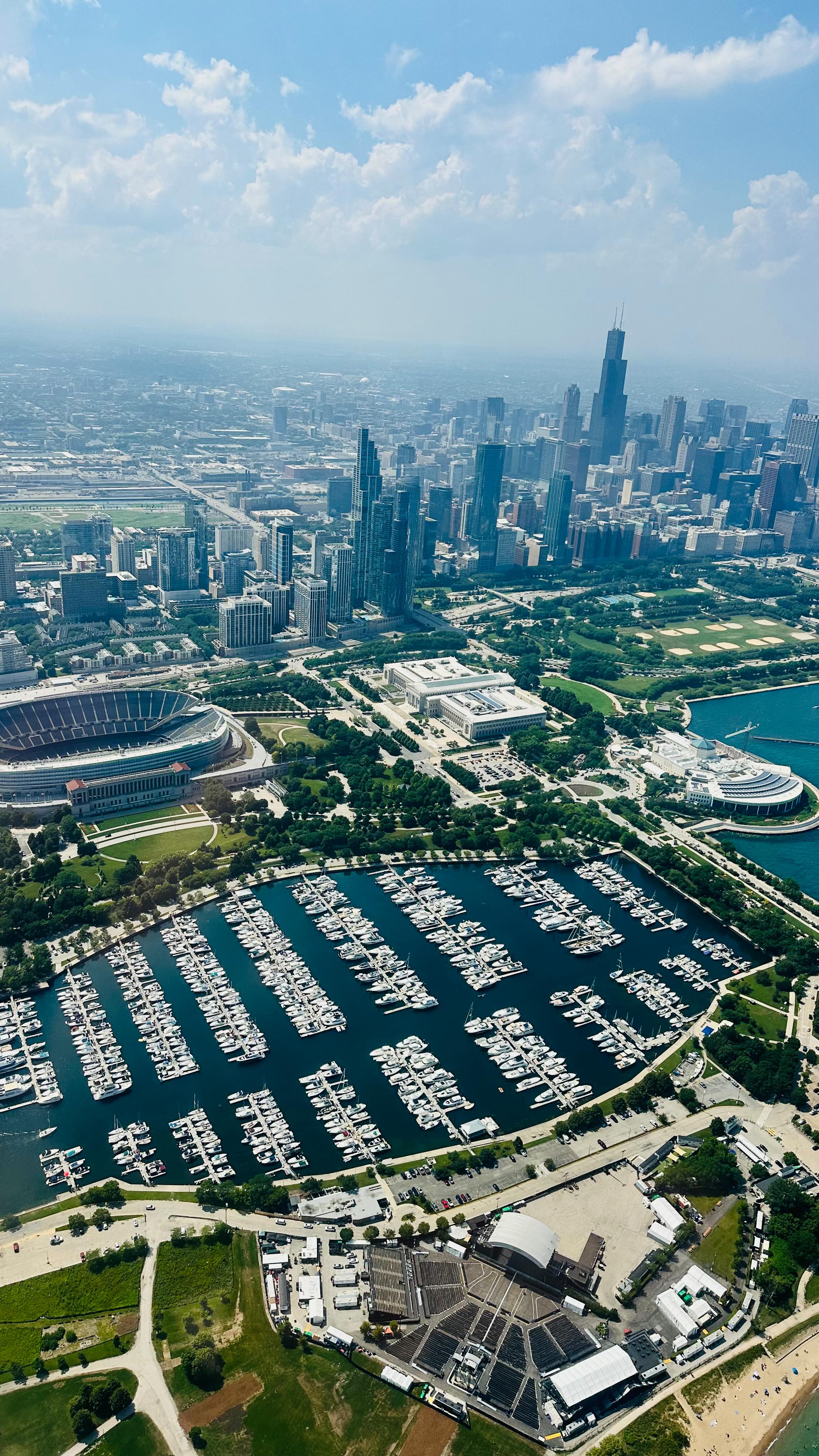 The sky is the limit! 😍🏙️🌃🔥🔥 Fantastic adventure straight from heaven, thanks @jakubkwasniewiczofficial 😍❤️🙏🥹
#chicago #trip #adventure #sky #limit #endless #grateful #blue #fly #helicopter #sun #flying #perfect #wow #lucky #me #actresslife