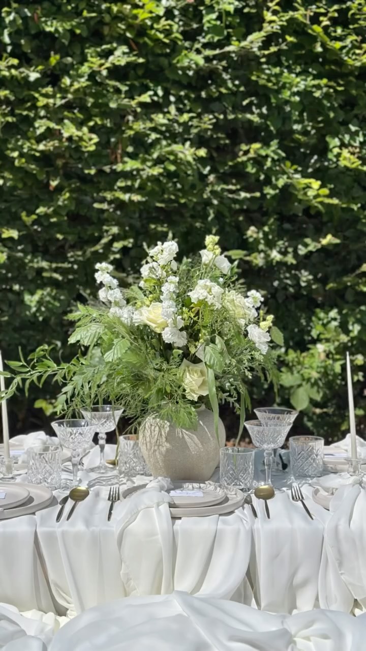 ALL THE DRAPING 🤍
Luxe picnic for 6 with bespoke draping… a natural moment with beautiful blooms @charlesandfaye and bespoke name cards @signed.bynicola 🤍
#luxepicnic #luxepicnicparty #luxepicniclondon #luxepicnichertfordshire #draped #drapingfabric #drapedmoments #picnicinthepark #setdressing #partyplanning #momentsthatmatter #luxepicnicsetup #stylingtables #tablescaping #tablestyling