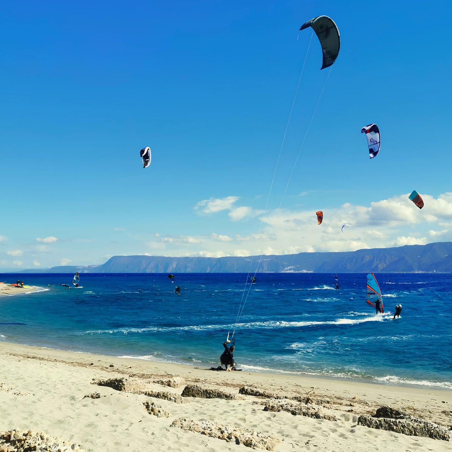 On the right days, when the wind lines up, Capo Peloro becomes a go-to spot for kitesurfing and windsurfing. Those who know, know.🏄♀️
.
.
.
📸 ©VisitCapoPeloro | Edited visual from original by @rocaf91 – Ask before reuse.
.
.
.
#CapoPeloro #VisitCapoPeloro #PuntaDelFaro #TorreFaro #Messina #VisitMessina #DiscoverMessina #StraitOfMessina #Sicily #VisitSicily #MediterraneanLife #KiteSurf #KiteSurfing #WindSurf #WidSurfing #KiteSurfSicily #SummerDestinations
