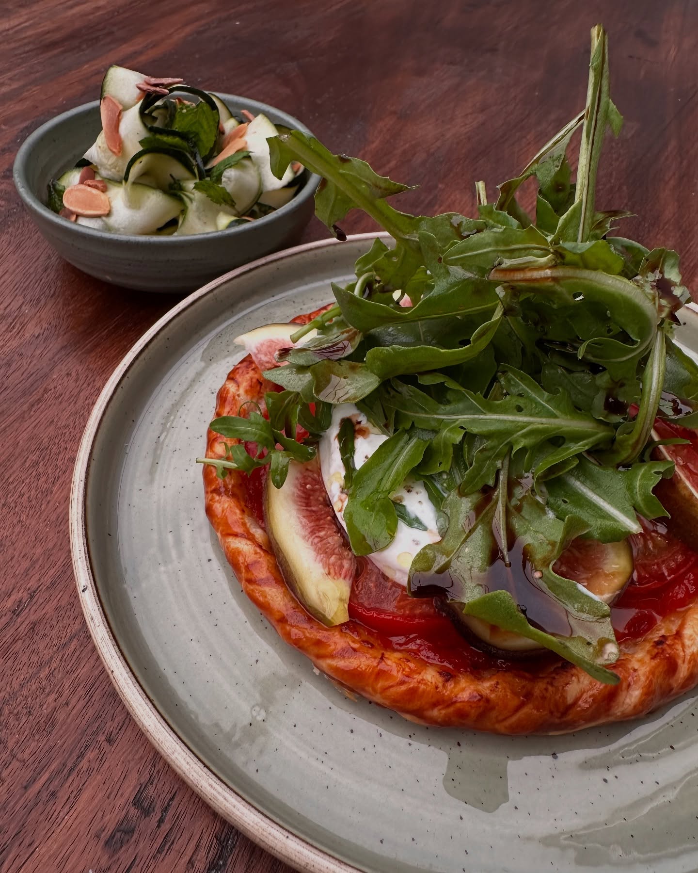 Menu du Jour is back & this time it’s veggie! 🌱
Tomato and burrata tart with balsamic figs & rocket served with a side of courgette, mint and toasted almond salad.
Available Wednesdays & Thursdays 🍅
#thepearandolive #restaurant #hildersham #village #cambridge #smallbusiness #veggie #dish #summer #menu