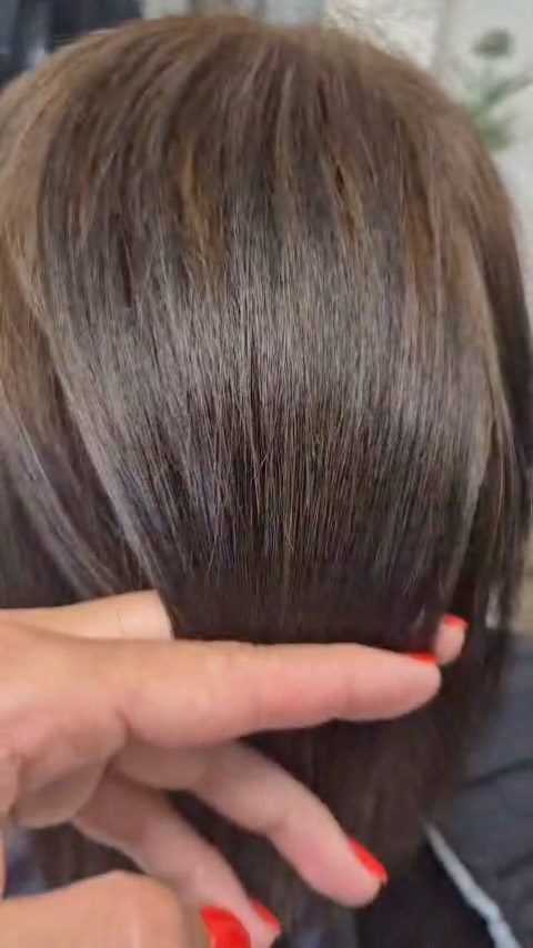 Trocken, stumpf, frizzig – auch bei kürzerem Haar?
➡️ Muss nicht sein! 😌 Unsere Kundin hatte genau das Problem –
keine Struktur, kein Glanz, einfach “unruhiges” Haar.
✨ Die Lösung: Haarbotox– tiefenwirksame Pflege, die bis zu 6 Monate anhält!
💧 Keine Glättung, sondern intensive Regeneration
💧 Mehr Geschmeidigkeit & Sichtbarer Glanz
💧 Für alle Haarlängen geeignet – auch kurz & mittellang!
⸻
📲 So buchst du richtig:
➡️ Wähle im Online-Buchungssystem:
„Hairbotox (hält bis zu 4 bis 6 Monate)”
🌟 Optional mit Farbe kombinierbar – für das volle Verwöhnerlebnis!
⸻
📍 Bel Hair – Rosenstrasse 6, Küsnacht
💇♀️ Deine Wohlfühladresse für gesundes Haar & echten Glanz
📲 Jetzt online buchen – Link in Bio
#Hairbotox #PflegeFürKurzesHaar #JetztBuchen #verwöhnerlebnis #BelHair #Wunschkunden #GesundesHaar #Frizzfrei #glanzeffekt #küsnachtsalon #feineshaar #belhairküsnacht #küsnacht #zürich #haarbotox #hairtransformation #belhairküsnacht #zürich #küsnacht