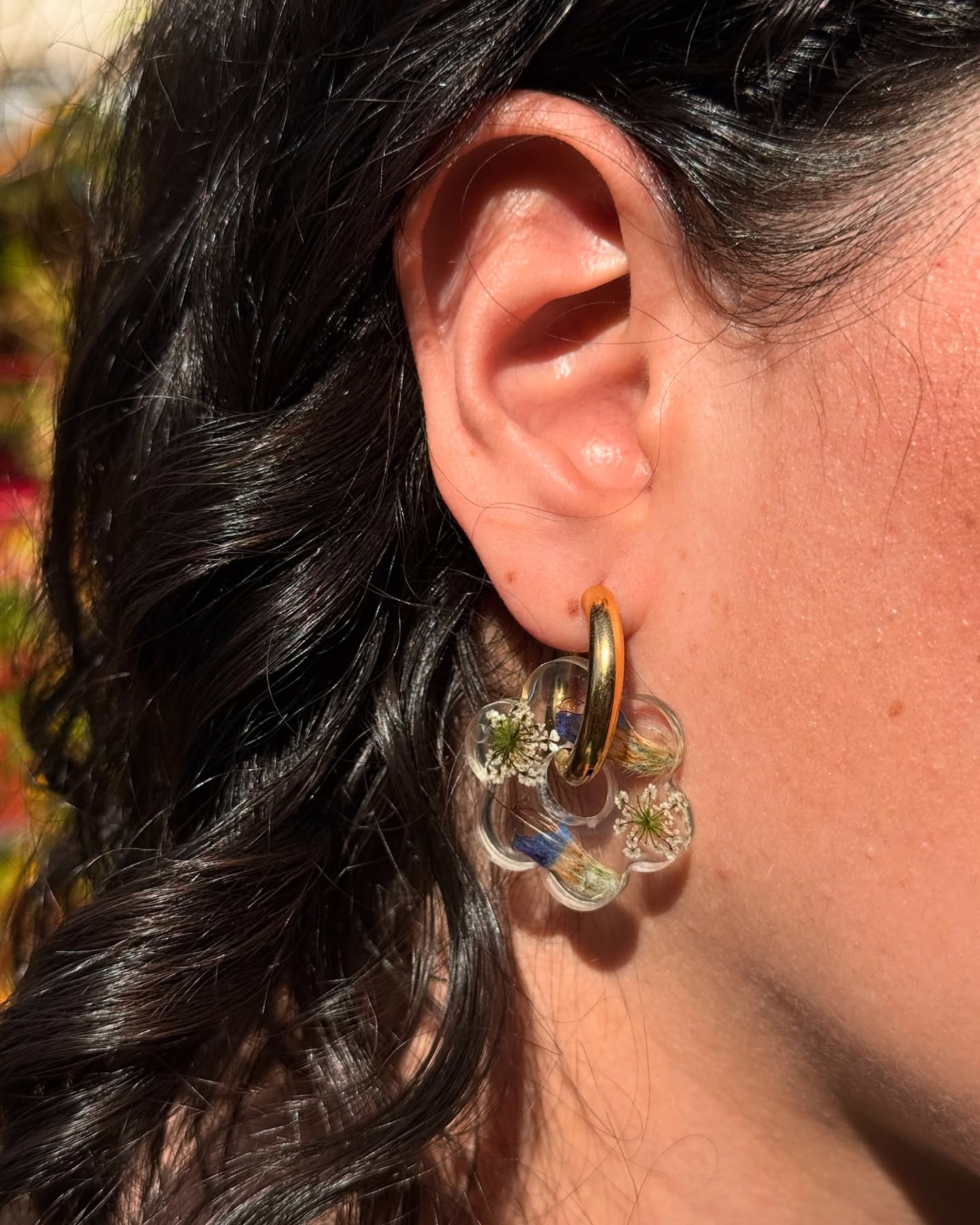 🌸 NOUVEAUTÉ - Modèle "Flor del Alma" 🌸
Chaque fleur porte une histoire. Chaque bijou, une émotion.
Voici "Flor del Alma", notre toute nouvelle boucle d’oreille façonnée à la main en résine époxy et acier inoxydable doré, une ode florale à la nature et à la féminité.
Ce modèle rend hommage aux fleurs sauvages, cueillies une à une dans le respect des saisons et de la terre. Parmi elles, on retrouve ici :
✨ Carotte sauvage – Évoque la force discrète et l’intuition
✨ Vipérine bleue – Symbole de résilience, de créativité et d’expression personnelle
Chaque pièce est unique, car chaque fleur a été sélectionnée à la main par nous, en Colombie comme en France, avec amour et intention.
Un bijou comme un talisman, qui relie la personne qui le porte à la nature, à ses racines, à ses émotions.
💛 Modèle sur commande pour le moment – Personnalisez le vôtre avec les fleurs qui vous parlent et à votre personalitée.
🛍️ le reste de la collection est disponible dès maintenant à la boutique Comptoir Latino - 30 rue des trois frères - Paris Montmartre
💬 Contactez-nous en DM pour créer un modèle unique qui vous ressemble
📸 Swipe ➡️ pour découvrir ce modèle sous toutes ses facettes et ressentir la poésie qu’il dégage.
#bijouxfaitmain #bijouxartisanaux #bijouxfloraux #fleurssechees #bouclesdoreilles #bijoupersonnalisé #bijouxtalisman #slowfashionfrance #madeinfrance #createursfrancais #createurindependant #naturebijoux #talismanfloral #floraldetails #bijouxpoétiques #colombianosenparis #latinosenparis
#comptoirlatino
#montmartre
#createursparis
#TikaCreations #BijouxFleuris
#latinosenparis #montmartre #colombia #bijouxnature #bijouxethniques #artecolombiano #faitmain #colombianosenelexterior