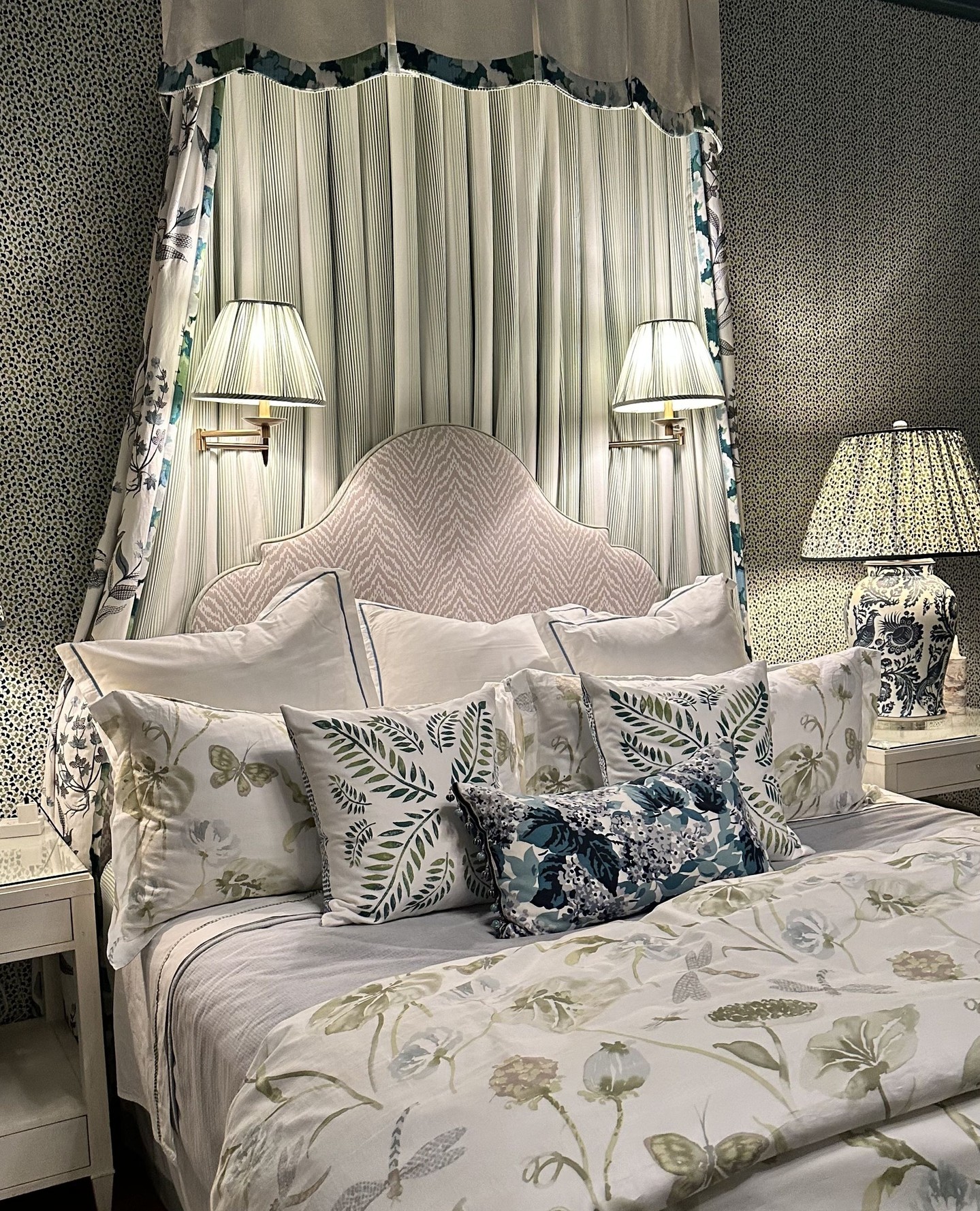 Summer Stays Made Sweeter! From now until August 7th, book the Myrtle Room for $350 per night. Discount applied at checkout. Extravagant guest room by Madcap Cottage with ADA-approved accessible facilities.
Head over to our #linkinbio to book!
#thingstodoinhighpoint #visithighpoint #hpdiscovered #southerncharm #BedAndBreakfast #NorthCarolina #NC #BoutiqueHotel
