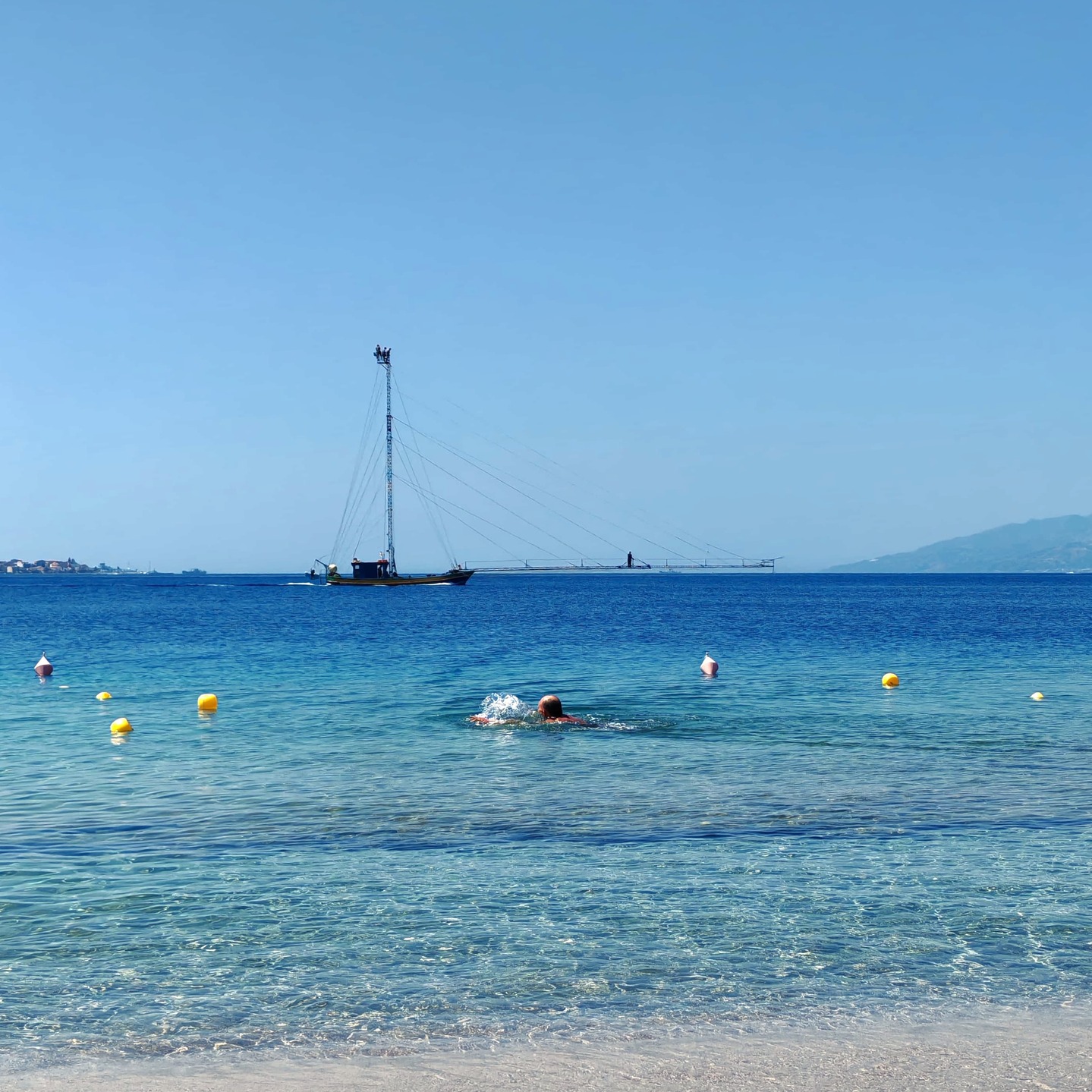 A feluca cuts across the Strait like it always has.
From Punta del Faro, it’s not just a scene:
it’s a story unfolding, something you feel before you understand
.
.
.
📸 ©VisitCapoPeloro | Edited visual from original by @rocaf91 – Ask before reuse.
.
.
.
#CapoPeloro #VisitCapoPeloro #PuntaDelFaro #TorreFaro #Messina #VisitMessina #DiscoverMessina #StraitOfMessina #Feluca #swordfishing #SicilianTradition #Seacily #Sicily #VisitSicily #MediterraneanLife