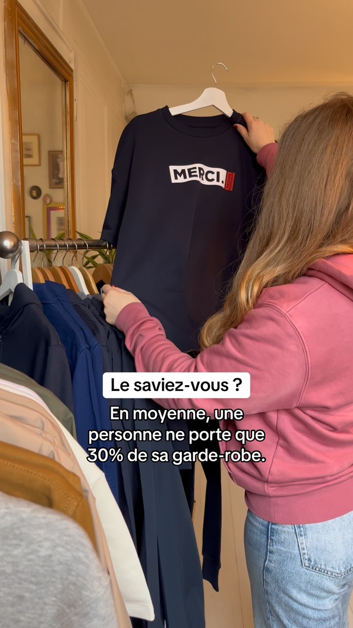 En moyenne, on ne porte que 30 % de sa garde-robe. Le reste reste là, oublié, à prendre la poussière. Pourtant, on continue d’acheter. Souvent sans vraiment en avoir besoin.
Chez Merci Madame Monsieur, on privilégie une autre voie :
🖤 Des pièces qu’on a vraiment envie de porter
👕 Un vestiaire plus petit, mais réfléchi et polyvalent
♻️ Moins de vêtements, mais plus de sens et de valeur
Et si on arrêtait d’accumuler pour mieux profiter ? Construire une garde-robe qu’on aime, qui nous ressemble et qui dure.
#lesaviezvous #slowfashion #mercimadamemonsieur #moderesponsable #consommerautrement #lessismore