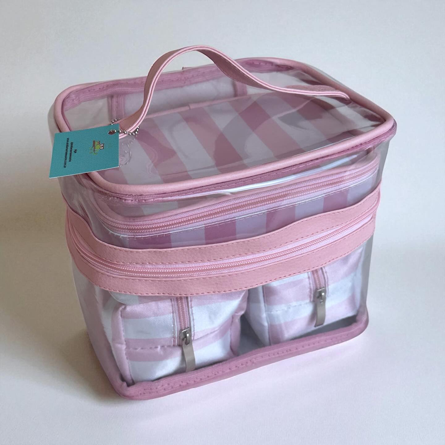 Super lançamento!
Uma das festas mais pedidas aqui nas últimas semanas é o tema VS.
Linda, charmosa e versátil nossa fransqueira com necessaries super fofas compõe um kit completo para lembranças no tema ou até mesmo aquele presente de última hora.
Peça um orçamento e fale conosco pelo link da Bio!
#vs #festadeaniversário #festavs #necessairepersonalizada #presente #presentedeaniversario #dicas