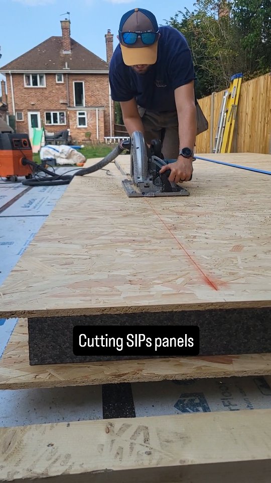SIPs wall panels getting cut to size with the big saw! @makitauk
#readgardenrooms #gardenroom #norfolk #suffolk #localbusiness #homeoffice #bespokebuilding #sips
