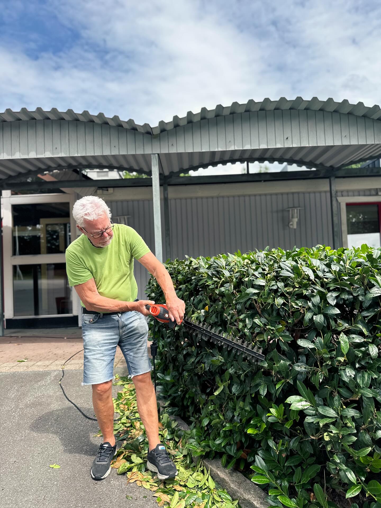 Första dansgästen har anlänt! 🦔 Något tidigt då vi inte drar igång förrän den 21 september.
I övrigt ser vi han, Göte som håller ordning i den fina parken. Mycket trädgårdsarbete, fixande & donande, och nu med en nybonad dansbana!
Vi väntar & längtar till premiären 😍
#granadalönsboda #folketspark #lönsboda