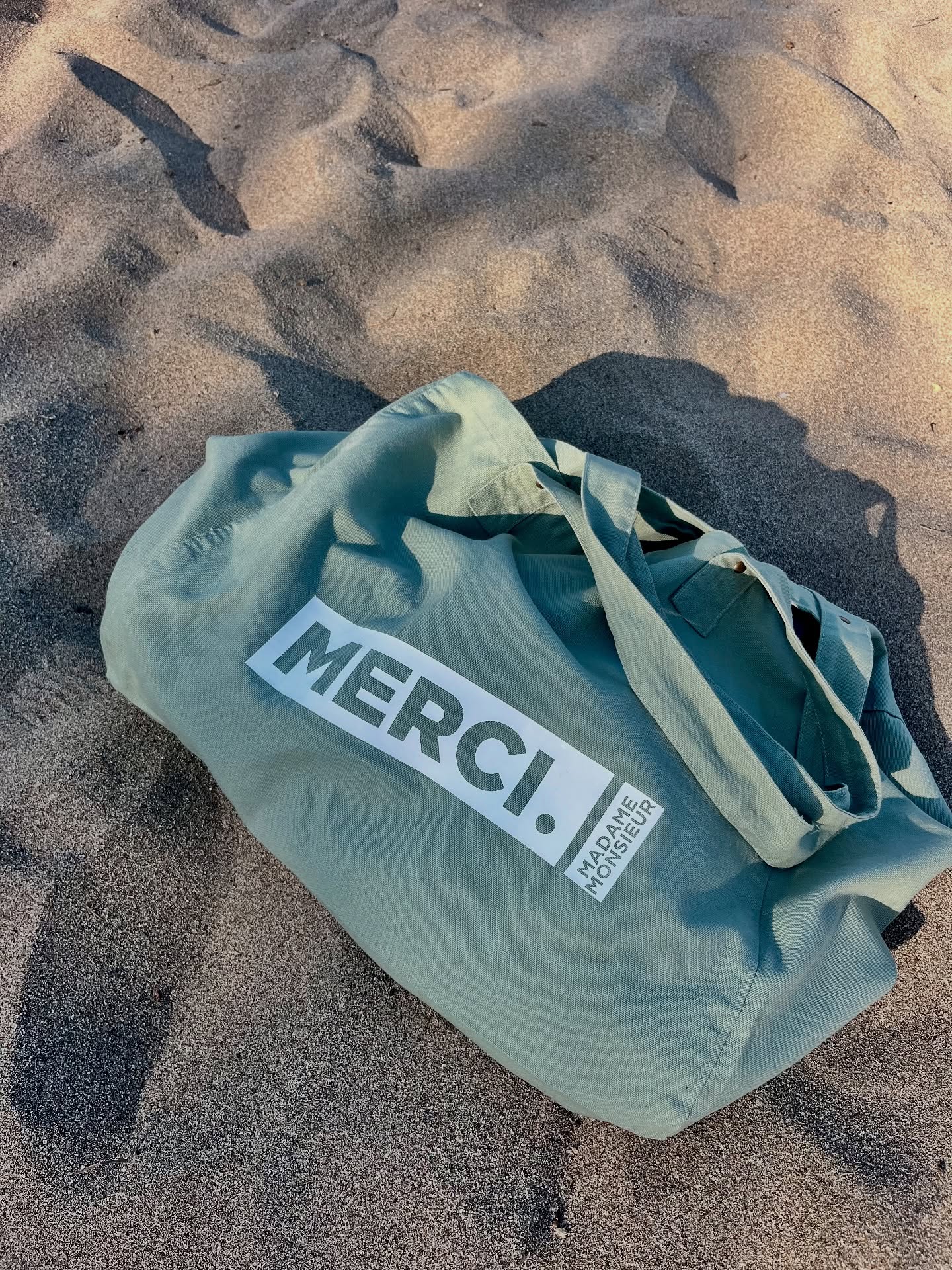 Le meilleur partenaire pour l’été qui vous suivra aussi tout au long de l’année : notre sac en coton délavé ☀️
À retrouver sur notre site en plusieurs coloris 🌿
#mercimadamemonsieur #modeethique #slowfashion
