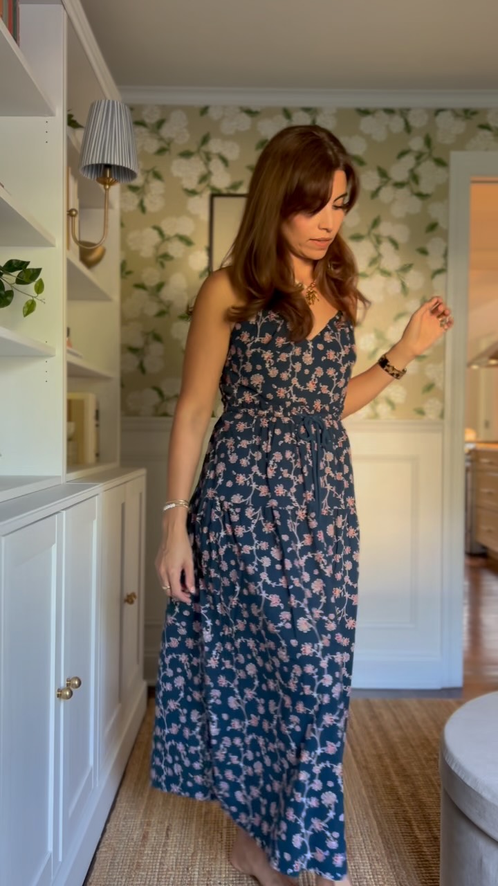 If you live in the Northeast, this is your sign to wear those dresses you haven't worn all summer. This maxi dress has been hanging in my closet for months but I finally got to wear it to dinner last night. The temperature was comfortable enough for this heavier fabric. Have you worn all your summer clothes yet?
.
.
Si vives en la región del noreste (EEUU), esta es tu señal para usar esos vestidos que no has usado en todo el verano. Este vestido largo ha estado colgado en mi armario durante meses, pero finalmente pude usarlo para ir a cenar anoche. La temperatura ya está lo suficientemente cómoda para esta tela más pesada. ¿Te has puesto toda tu ropa de verano? O invierno para las que viven en el hemisferio sur 😉#styleoverforty #intentionalwardrobe #slowfashion #shopyourcloset #estiloaloscuarenta