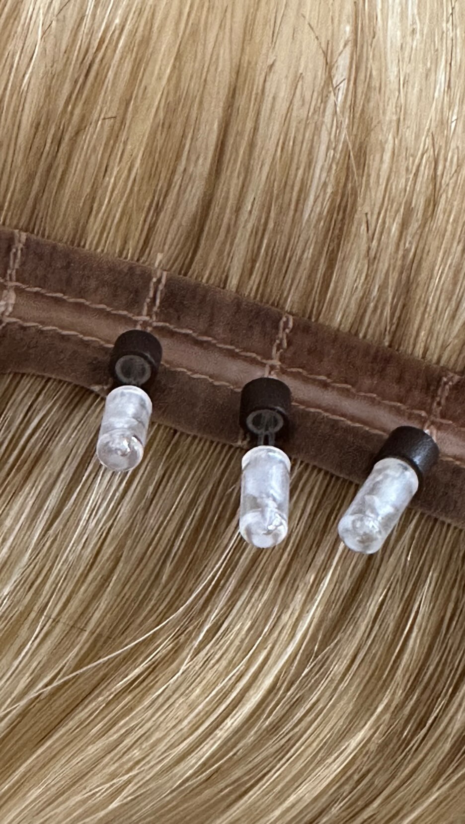 ✨ Lumera TwinWeft für feines Haar✨
Du hast super Feines Haar und Lust auf mehr Fülle oder Länge?
Dann ist die Lumera TwinWeft genau das Richtige für dich! 💛
Diese Haarverlängerung ist besonders sanft, extra flach und super haltbar – perfekt für feines oder empfindliches Haar.
✨ Doppelt genäht = mehr Volumen mit weniger Gewicht
✨ Keine Nähte – schonend befestigt mit Schlaufen
✨ Hält bis zu 7 Monate im Haar
✨ Kein Verfilzen. Kein Ziepen. Kein Stress.
⸻
📲 Du willst wissen, ob das zu dir passt?
➡ Buch dir einfach deine Beratung bei uns
➡ Oder schreib uns direkt per WhatsApp
Wir zeigen dir alle Methoden und finden die beste Lösung für dein Haar und deinen Wunschlook 💇♀️✨
⸻
📍 Bel Hair – Rosenstrasse 6, Küsnacht
#feineshaar #haarverlängerung #extensions #lumeratwinweft #Tressenliebe #Verwöhnerlebnis #BelHair #Wunschkunden #nahtlosschön #mehrfülle #jetztbuchen #belhairküsnacht #zürich #küsnacht