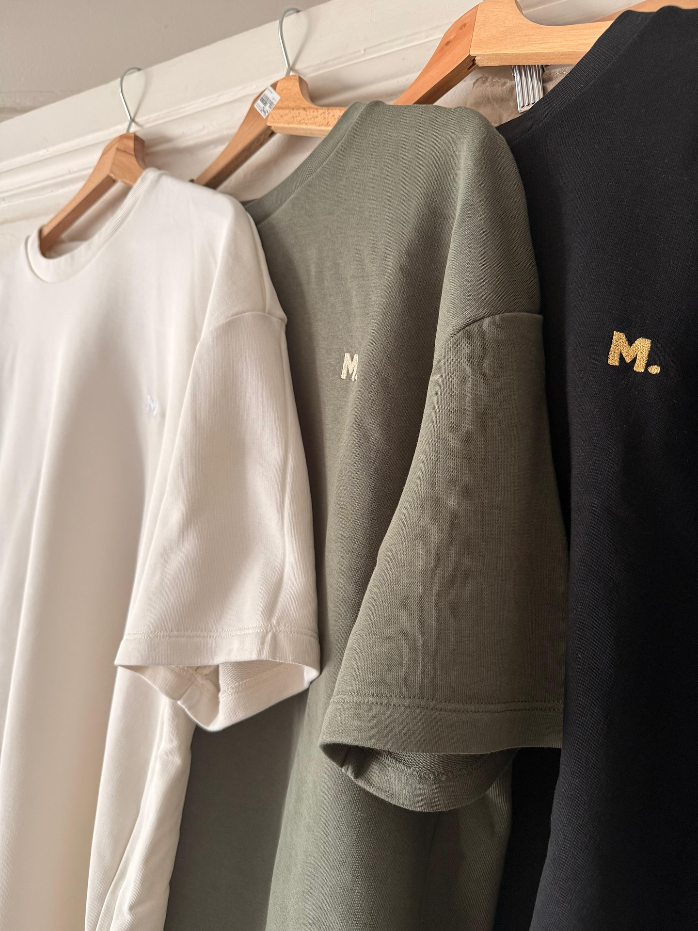 Pour ceux qui aiment un peu plus de simplicité. Un tee-shirt minimaliste, épuré et intemporel. 300g de confort, brodé M. 🧵
#moderesponsable #lessismore #broderie #slowfashion #mercimadamemonsieur