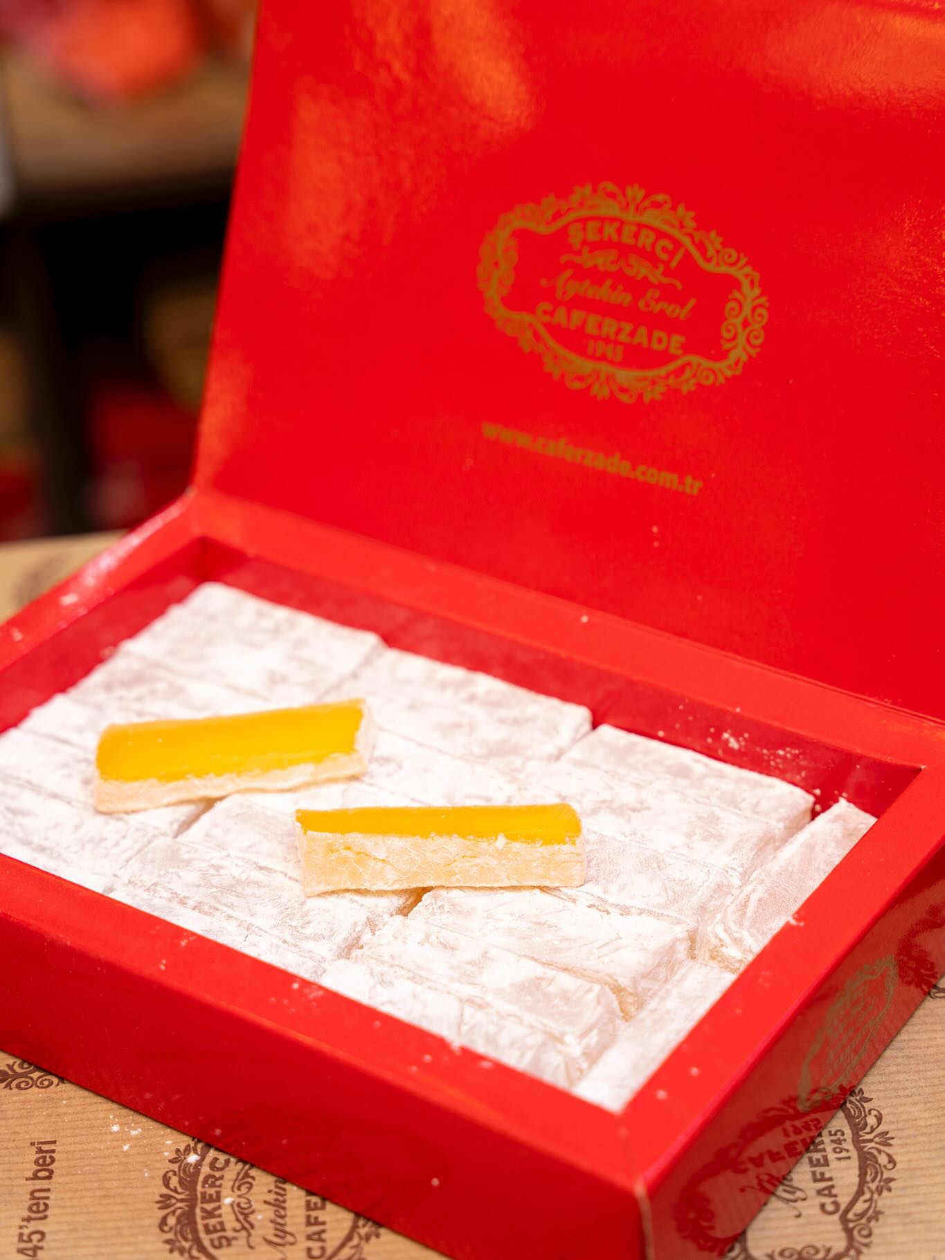 Yumuşacık dokusu, sakızın ferah aromasıyla birleşti… Lokumun en rafine hali. 💫
📍Üsküdar Merkez İmalat
📍Üsküdar Balıkçılar Çarşısı
📍Kadıköy Balıkçılar Çarşısı
#ŞekerciCaferzade #Üsküdar #Kadıköy