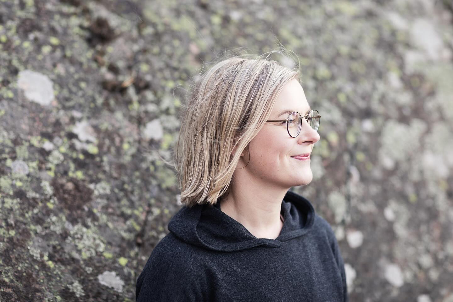 KAUPUNKISTRATEGIA ELI HELSINGIN SEURAAVAT NELJÄ VUOTTA 🌎🔎📚
Helsingin kaupunginvaltuuston käsittelee tänään kaupungin valtuustokauden (2025-2027) strategiaa. Muutama pointti aiheesta:
STRATEGIALLA ON HYVÄT TAVOITTEET
Strategian päälinjat ovat hyviä ja vastaavat otsikkotasolla omiakin vaalitavoitteitani. Siksi kannatin omalta osaltani, että keskustan ryhmä äänestää strategian hyväksymisen puolesta.
Strategian painopisteet ovat lasten ja nuorten hyvinvointi ja koulutus, asuinalueiden ja ihmisten välisen eriarvoisuuden vähentäminen, palvelujen parantaminen, ilmastonmuutoksen hillintä ja lähiluonto sekä Helsingin elinvoima työn ja yrittäjyyden avulla.
KAIKKEA HYVÄÄ KAIKILLE?
Strategisia painopisteitä on niin monta että ne eivät enää oikein ole strategisia, vaan paperissa on ns. kaikkea hyvää kaikille. Niinpä se ei välttämättä ohjaa kaupungin toimintaa riittävästi tai anna riittävän selkeitä suuntaviivoja priorisointiin. Käytännössä valintoja tullaankin tekemään vuosittain budjettineuvottelujen yhteydessä.
Strategiassa asetetaan hyvin vähän konkreettisia mittareita ja numeerisia tavoitteita, mikä tekee priorisoinnista, seurannasta ja toteutuksen arvioinnista osaltaan vaikeaa.
KESKUSTA HALUAA STRATEGIALLE SELKEÄT TAVOITTEET JA MITTARIT
Jotta strategia voi todella ohjata kaupungin toimintaa yli toimialarajojen, Helsingin pitäisi asettaa strategian pohjalta 3-5 ydintavoitetta ja niille mittarit, jotka ohjaavat kaupungin toimintaa yli toimialarajojen.
Niinpä @helsinginkeskusta ryhmä tekee kokouksessa seuraavan ponnen:
”Hyväksyessään kaupunkistrategian kaupunginvaltuusto edellyttää, että selvitetään mahdollisuutta luoda strategian keskeisille tavoitteille mittarit ja seurata niiden avulla tavoitteiden toteutumista säännöllisesti. Arviointia tehdään myös osana talousarvio- ja tilinpäätösprosesseja.”
#helvaltuusto #keskusta