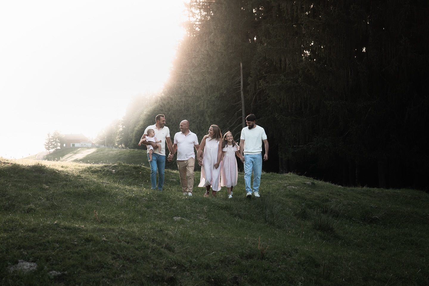 F A M I L Y L O V E 🤍
Zwischen Licht
und Lächeln
wächst die Erinnerung,
die bleibt.
#lichtundliebe #herzimbild #magie #seelenfotos #fotografie #schmerikon #fotoschweiz