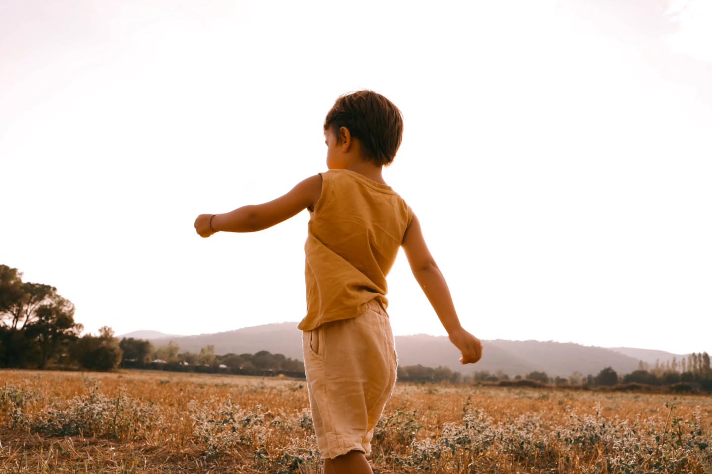 Ara sí, diem adéu a les vacances per iniciar un nou curs ☀️ La tornada a l’escola no només és un canvi pels infants, sinó també per les famílies. És un canvi de ritme, d’horaris i d’energies que pot despertar il·lusió, però també cansament o incerteses.
Recorda’t que TU també transites aquest procés: organitzar motxilles, preparar esmorzars, acomiadar-te cada matí, sostenir emocions noves...
Cuida’t enmig de la logística 🫂 respira profund, busca espais petits per descansar i reconeix tot el que estàs fent.
Els menuts s'empapen de nosaltres. Si nosaltres estem bé, ells també ho estan.
Ànims amb la tornada a l'escola a totes les famílies 🌱
#tornadaalescola #fivacances #noucurs #familia #infant