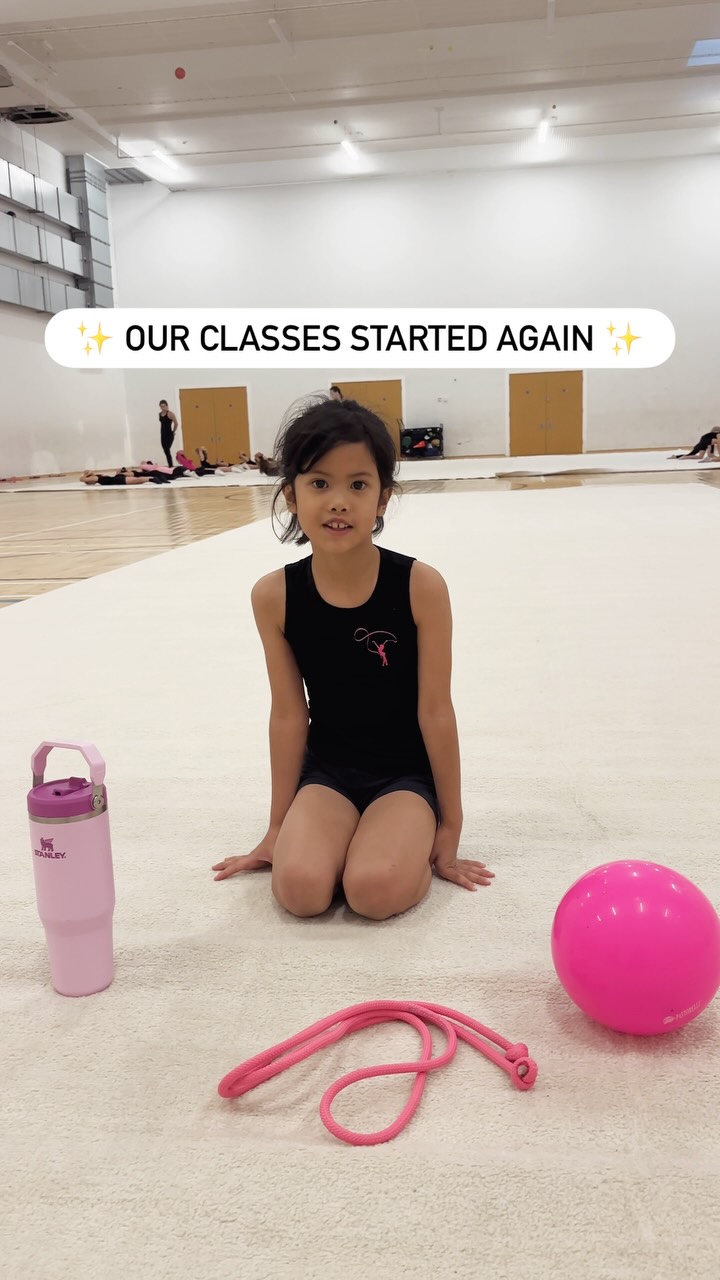 Happy to be back! ✨
In case if you forgot what to bring, here are your gymnastics essentials:
❕water bottle
❕rope
❕ball
❕club vest
Also, make sure you renewed your British Gymnastics Membership, which covers out gymnasts and coaches with insurance.
There is still few places left in various classes, book a trial to see if that’s something your daughter might enjoy 🤸♀️
DM me TRIAL to enquire!
#kensingtongymnastics #rhythmicgymnastics #activechildhood