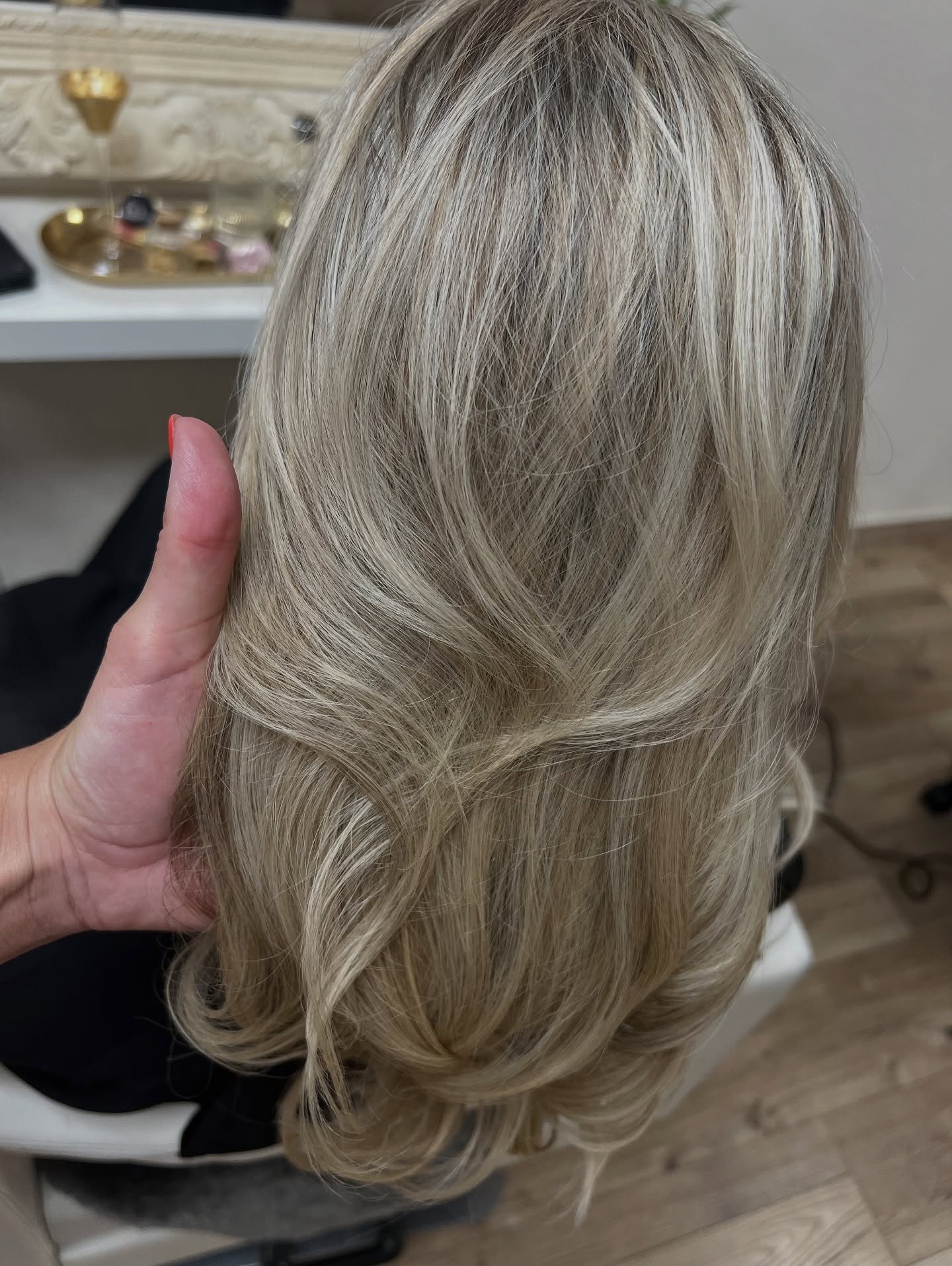 Kennst du das Gefühl, wenn dein Haar wieder frisch, voller Leben und einfach WOW aussieht? ✨💆♀️
Hier habe ich die Strähnen aufgefrischt und die Extensions neu hochgesetzt – das Ergebnis: traumhaftes Haar mit Glow-Moment 💖
👉 Buche jetzt dein Strähnen-Paket oder dein Extensions-Verwöhn-Paket direkt online und gönn dir dein persönliches Verwöhnerlebnis. 🌸
📍Bel Hair
Rosenstrasse 6
8700 Küsnacht
#GlowMoment #Verwöhnmoment #Strähnenliebe #ExtensionsGlow #HairGoals #FriseurLiebe #Wunschkunden #belhairküsnacht #haarverdichtung #extensions #traumhaar