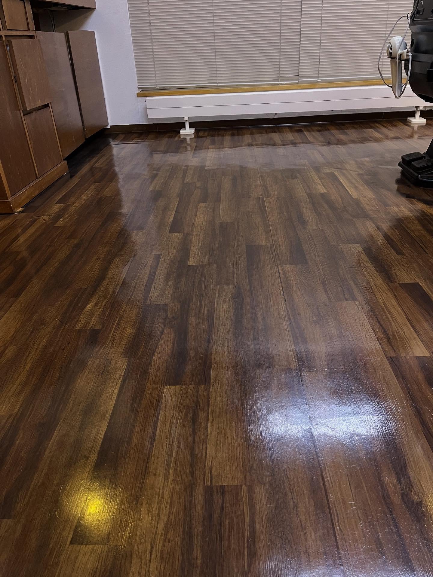 2025年9月11日
昨日の閉店後、お店のWAX掛けを行いました
やっぱりピカピカは気持ちいいです。
本日は早めの閉店申し訳ありません
キタラで行われる反田さんのコンサートに行ってきます。
またご報告致します。