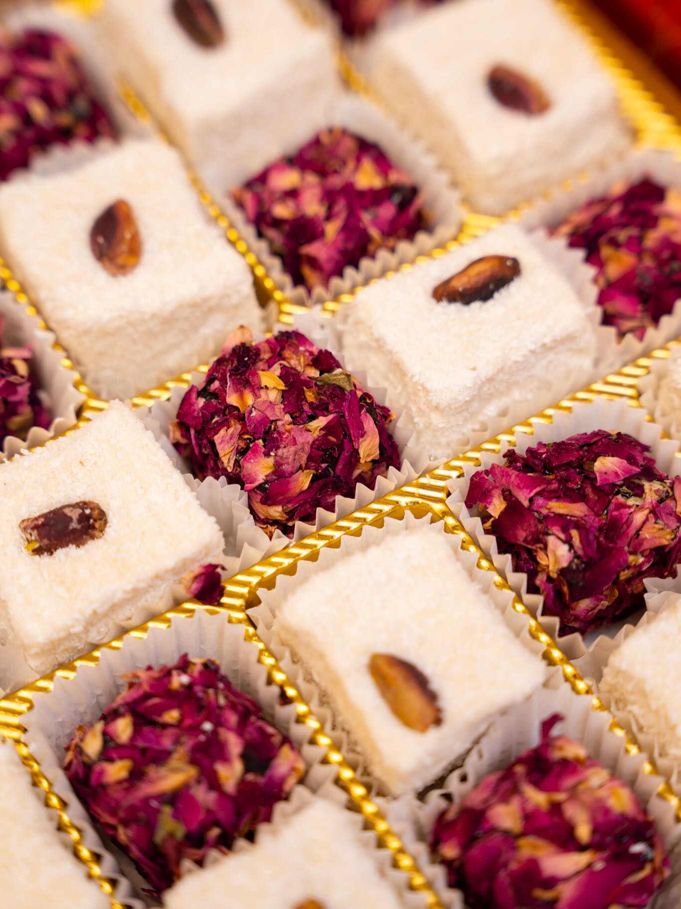 Gül yapraklarının zarafetiyle, geleneksel bir dokunuş:
Gül Yapraklı Güllü.🤍
📍Üsküdar Merkez İmalat
📍Üsküdar Balıkçılar Çarşısı
📍Kadıköy Balıkçılar Çarşısı
#ŞekerciCaferzade #Üsküdar #Kadıköy