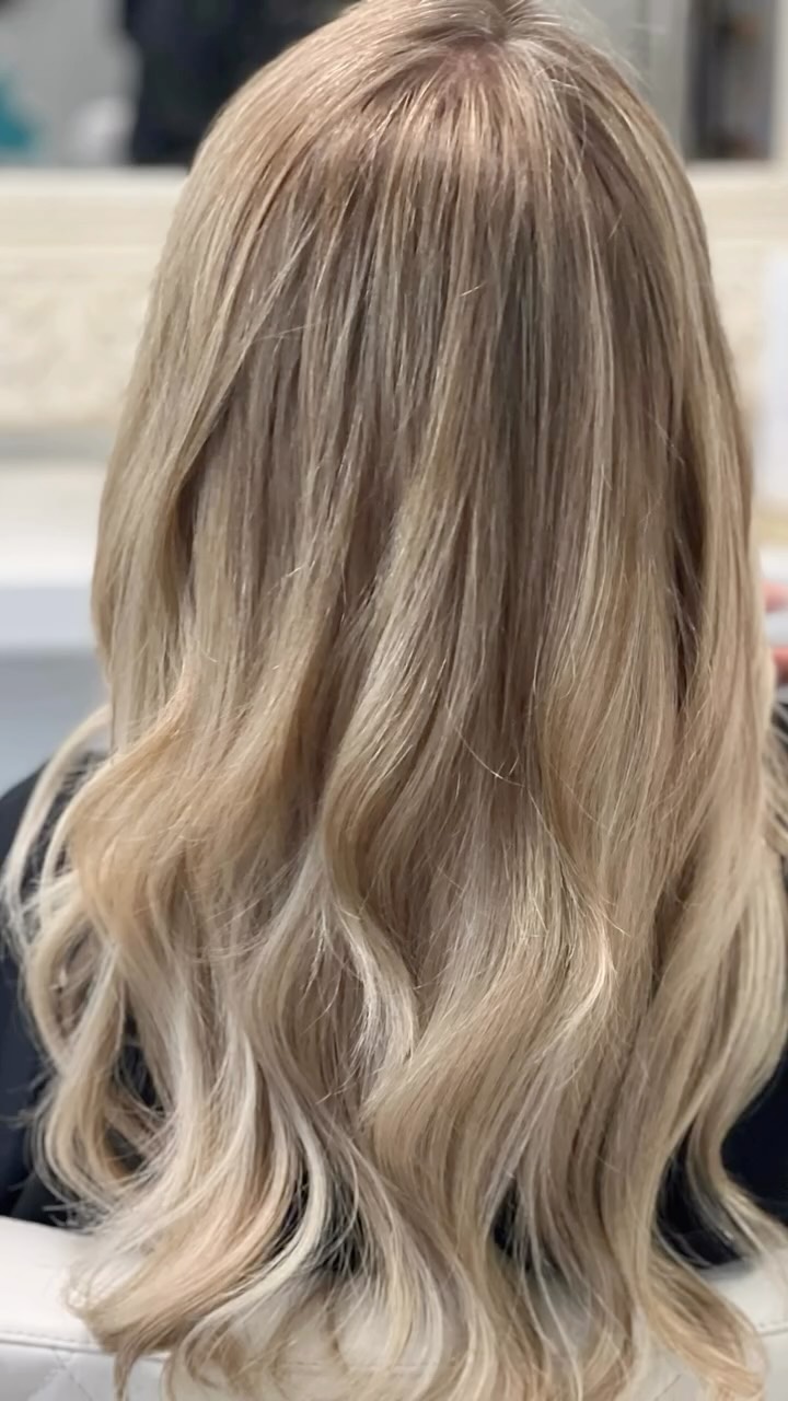 Du kennst die Butterfly-Haartresse? Noch nicht? Dann pass mal auf! 😍
Unsere Kundin hat sich für eine Haarverlängerung entschieden – und wir haben die neue Lumera Twin Weft eingesetzt.
💛 Sanft zur Kopfhaut
💛 Doppelt genäht für extra Fülle
💛 Kein Verfilzen – kein Stress
💛 Lifting nach 6 Wochen !
Und das Beste: Sie verschmilzt perfekt mit dem Eigenhaar.
Natürlich. Sicher. Unauffällig. Einfach wow!
⸻
📲 Du willst das auch?
➡ Buch dir jetzt deine persönliche Beratung
➡ Oder schreib uns direkt auf WhatsApp
Wir zeigen dir, welche Methode am besten zu dir passt!
⸻
📍 Bel Hair – Rosenstrasse 6, Küsnacht
#Haarverlängerung #ButterflyWeft #LumeraTwinWeft #BelHair #Wunschkunden #Verwöhnerlebnis #NahtlosSchön #JetztBuchen #küsnacht