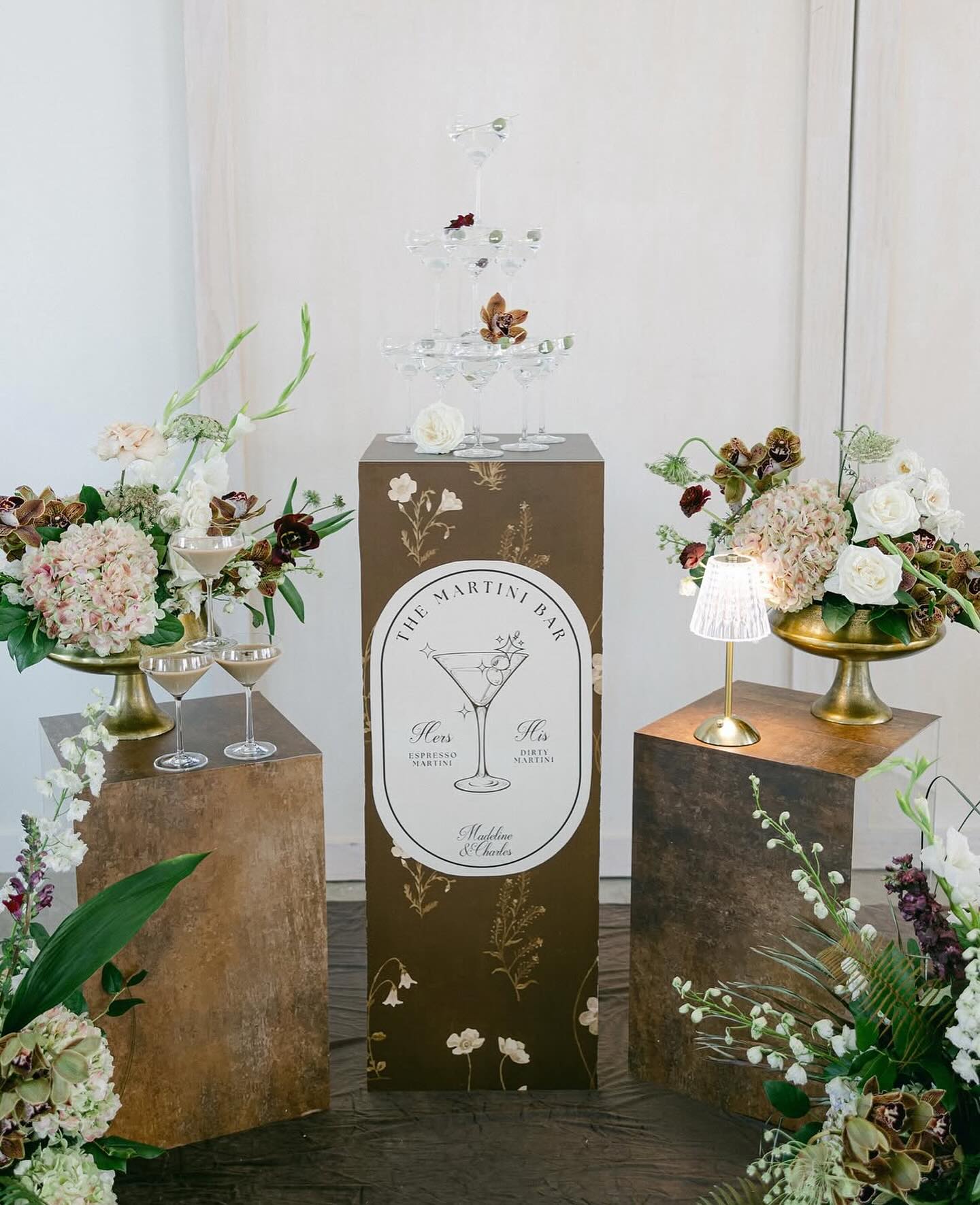 A martini bar you won’t want to leave! Have a drink, or three.
VENDORS:
Planning + Design: @weddingsbyl.and.co
Production Design: @cae_lr
Floral Design: @curlywillowdesigns
Photography: @faithealyphotography
Videography: @blackhousestudios_
Venue: @hiddenwillows_cabot
Rentals: @eventology_us